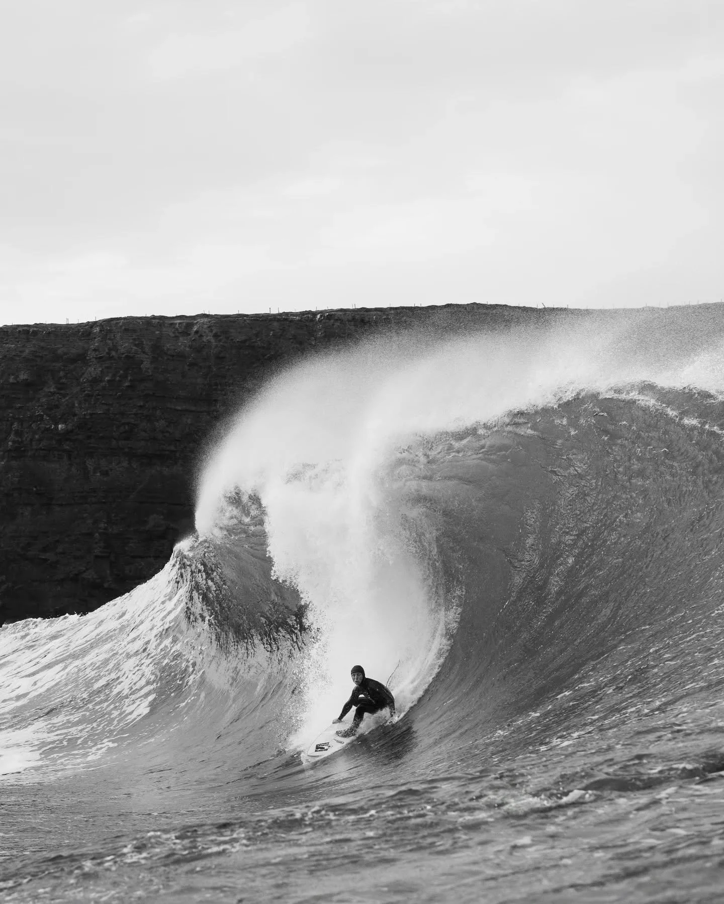 @russellbierke making it looks easy on a wave where there is no room for hesitation and only a full commitment will allow you to reach the bottom turn in one piece.

#sonyalpha #ireland #surfphotography #surfing