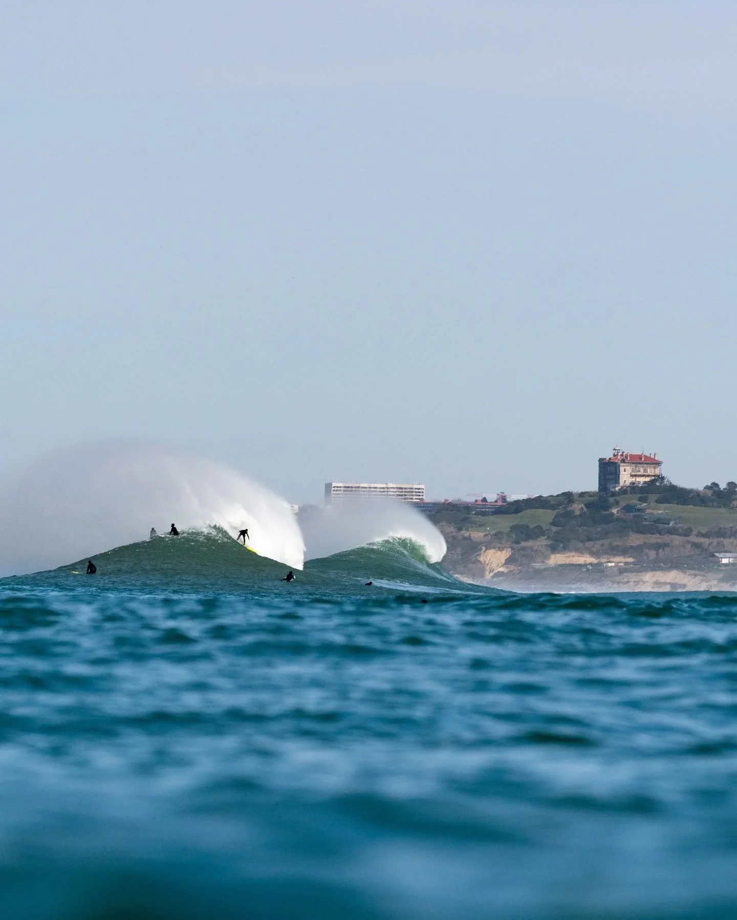 Pour cl&ocirc;turer l'expo &agrave; @lamaisondusurf je vous donne rdv ce samedi (26/07) &agrave; la C&ocirc;te des Basques &agrave; partir de 19h pour un ap&eacute;ro + concert rock 🔥

L'occasion de voir les photos expos&eacute;es avant le d&eacute;