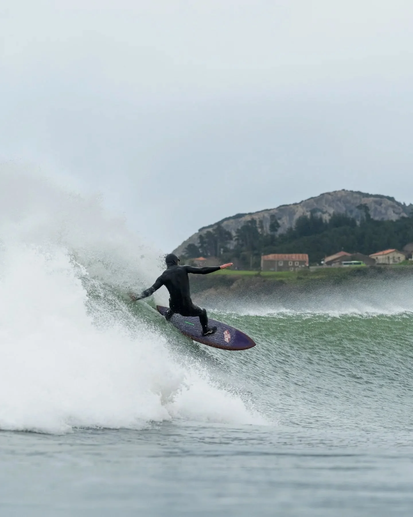 Only time I went to the rivermouth this year, in the middle of winter and with @andermendiguren drawing beautiful lines.

Tricky waves to surf with strong offshore wind, but I'm now missing those sessions and I can't wait for wave season to start aga