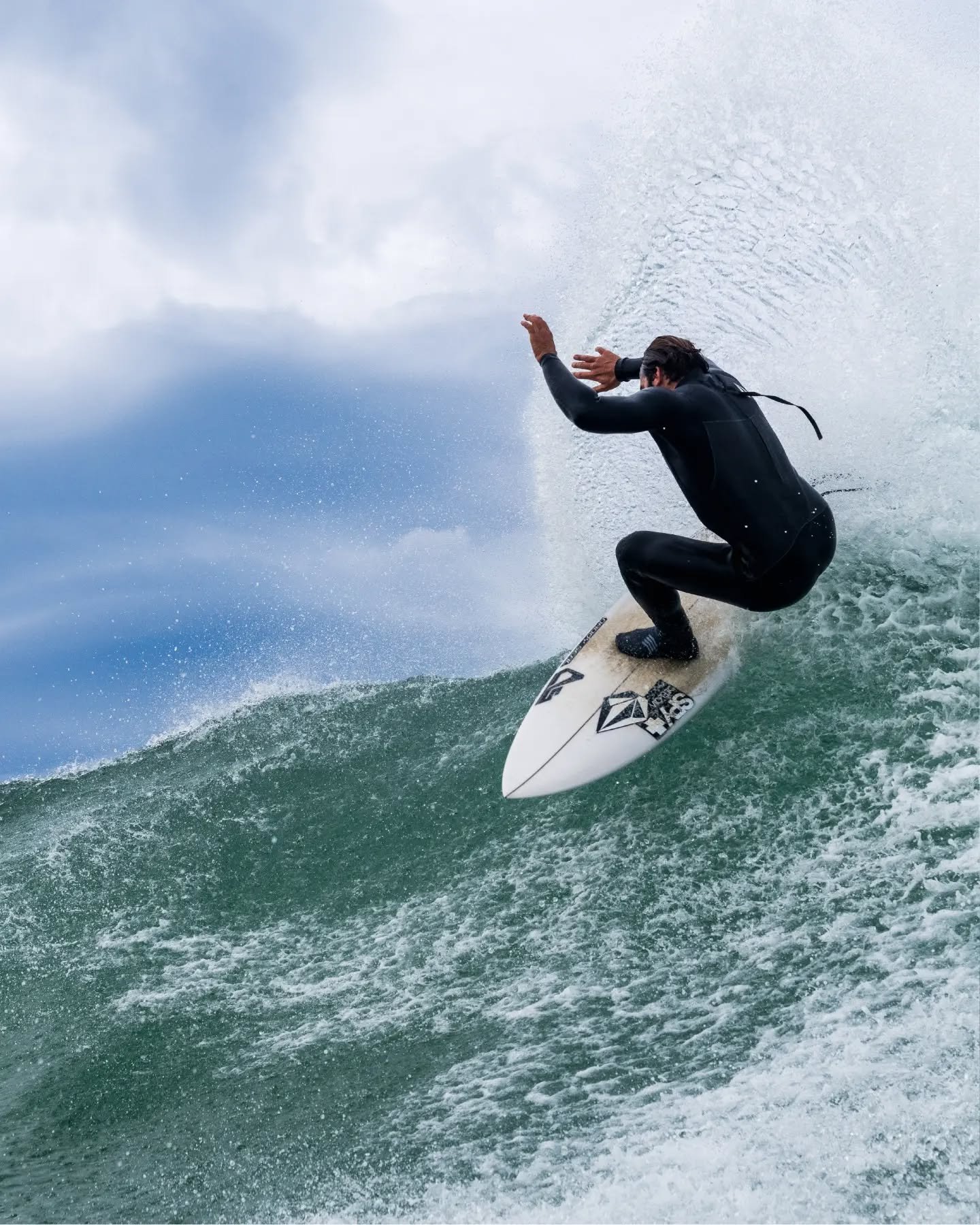 Incoming storm in Seignosse, with @issamauptel making the most of the glassy conditions before the wind went crazy. 

Swipe for the full sequence before I dive under the wave ✌️