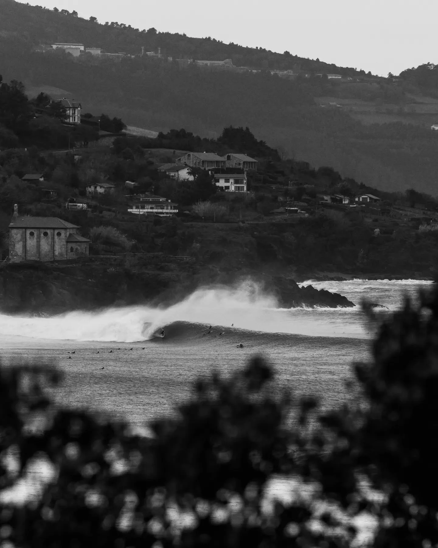 Monochrome moments of winter days spent in Mundaka. I love to swim there even if the current can make things pretty tough, it's always worth it.

Tag the surfers if you know them 🙌