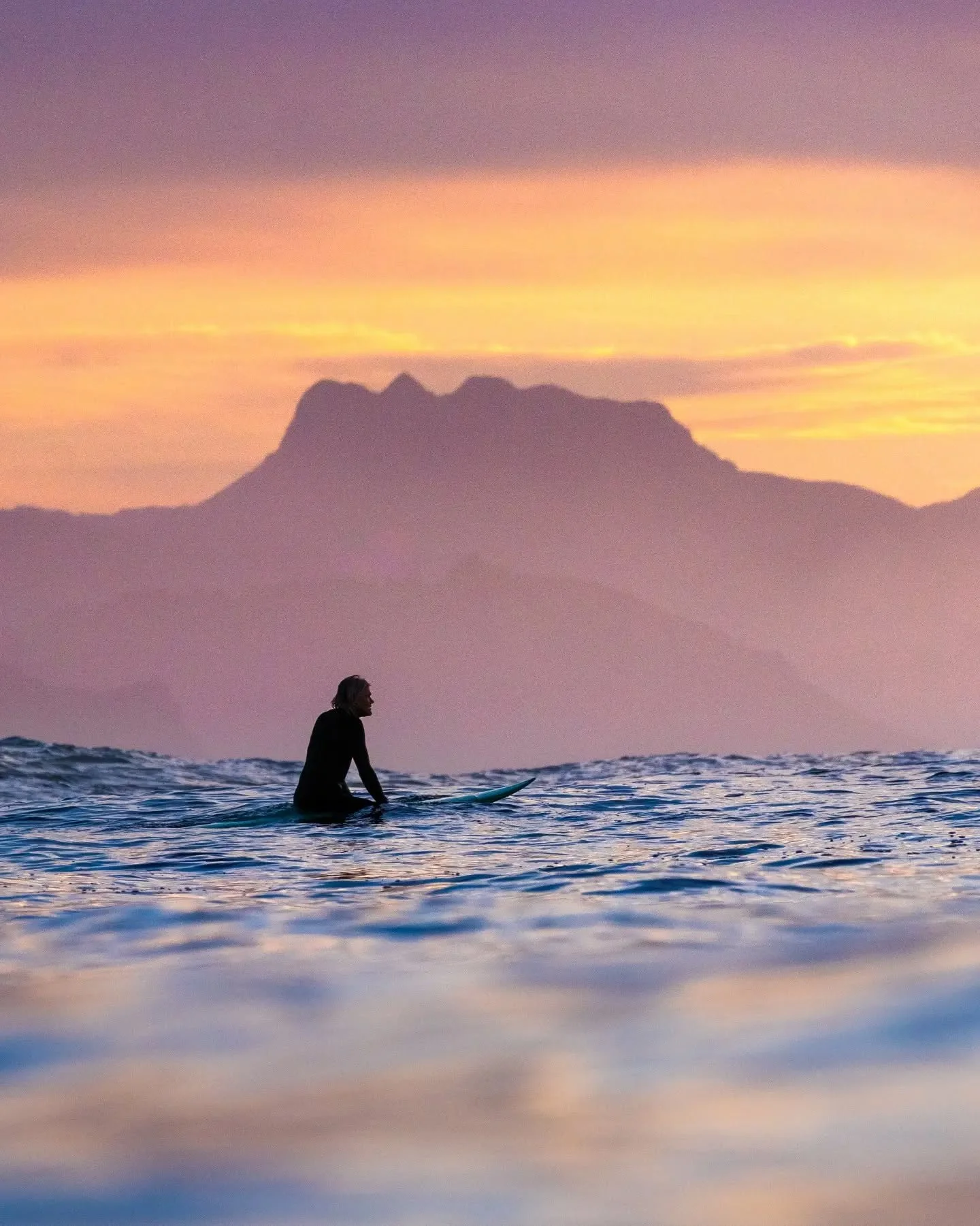 Swimming back to the harbour before dark and found @gibusdesoultrait on the way, enjoying waves by himself on this beautiful winter evening.