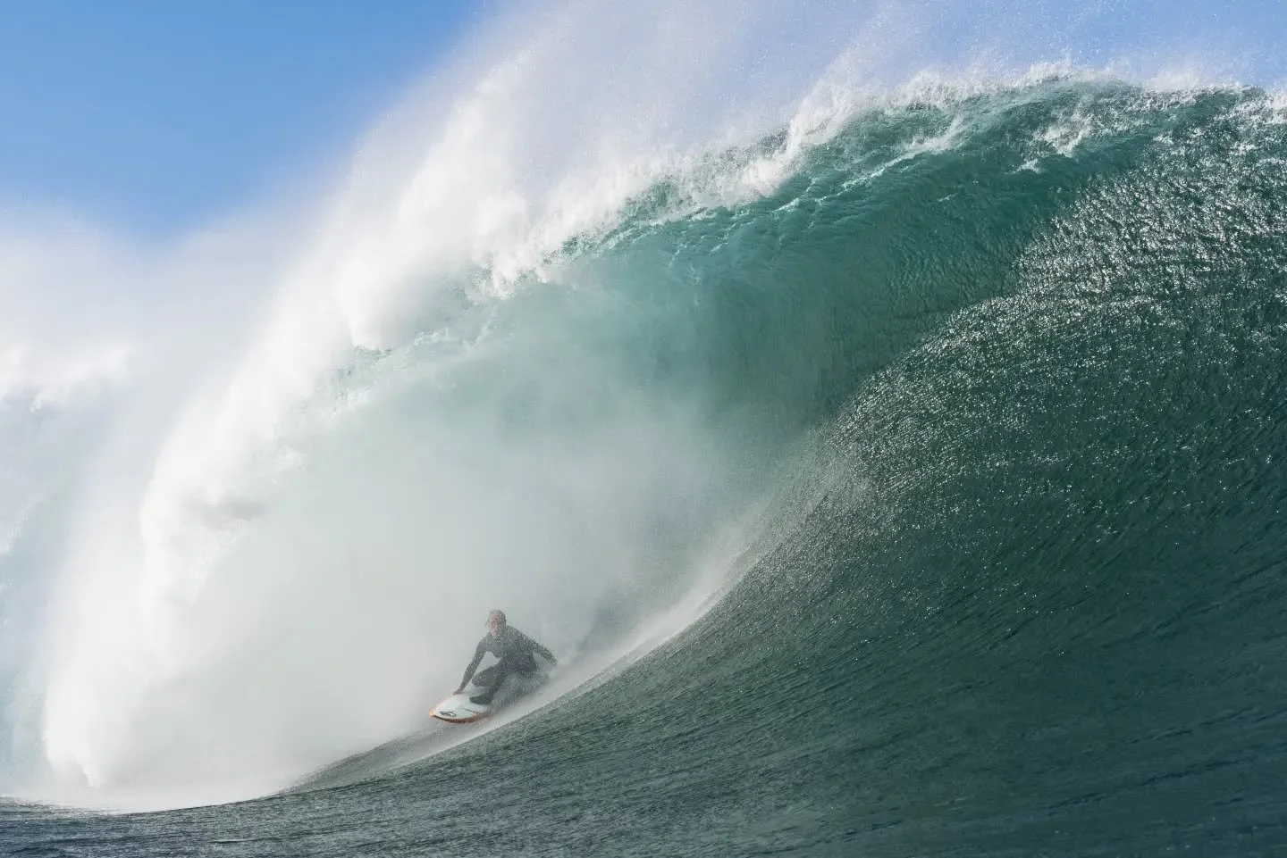 Dreaming of days like this while the ocean remains absolutely flat on these summer months.

I was digging in the hard drives when I found shots of @russellbierke on my first time swimming this spot. Really impressive wave and some mad surfers on this