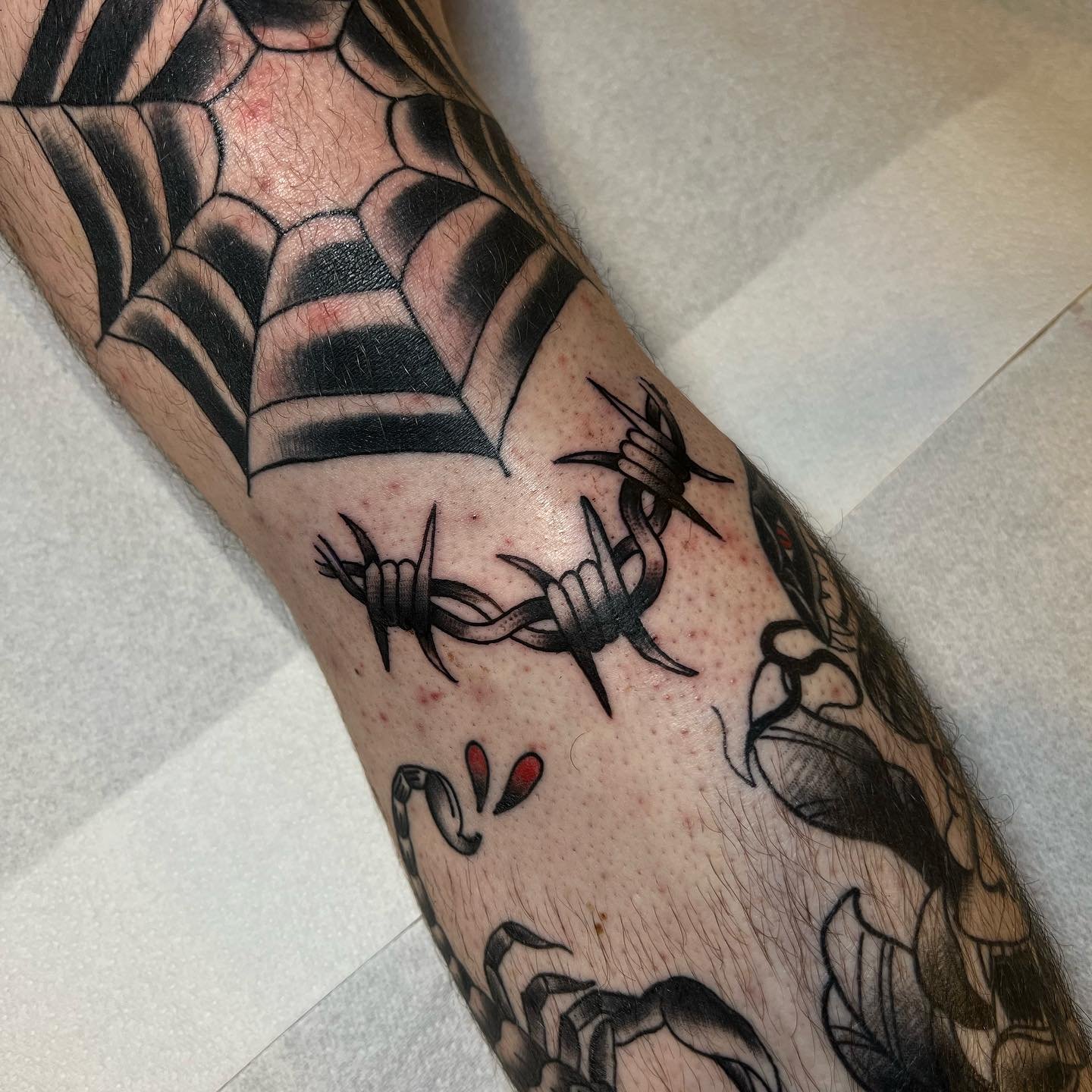 Barb wire gap fuller for Joe with all my healed work surrounding it! Can&rsquo;t WAIT to finish this leg off 🙏

#BarbedWireTattoo #TraditionalTattoo #GapFillerTattoo #TattooGapFiller #OldSchoolTattoo #ClassicTattoo #BarbedWireInk #TattooIdeas #Tatto
