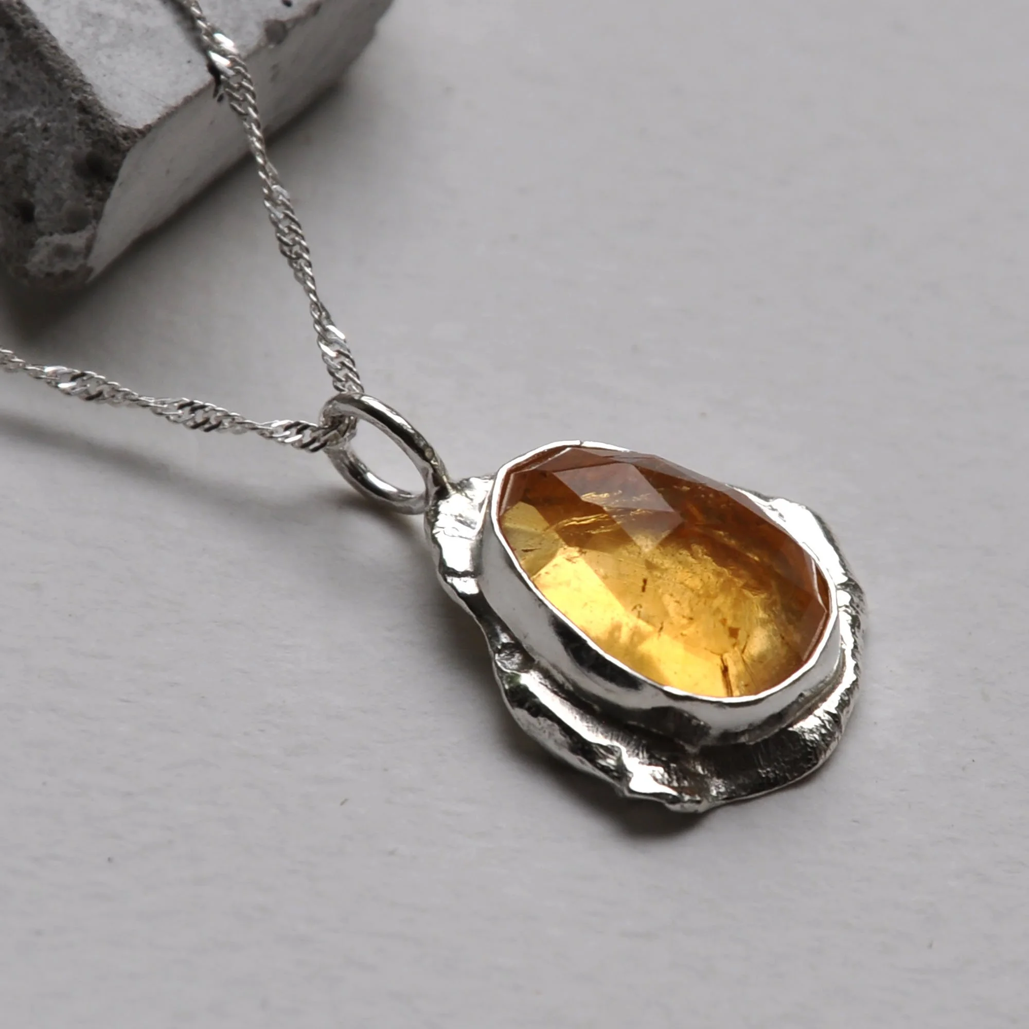 GLOWNECKLACE3.jpg