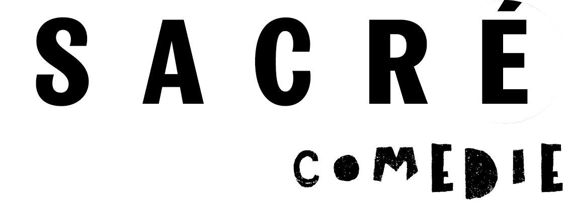 L'image montre le mot 'SACRE' en lettres majuscules, avec chaque lettre dans un cercle blanc sur fond noir, et en dessous, 'COMEDIE' écrit en lettres découpées de différentes tailles et styles.