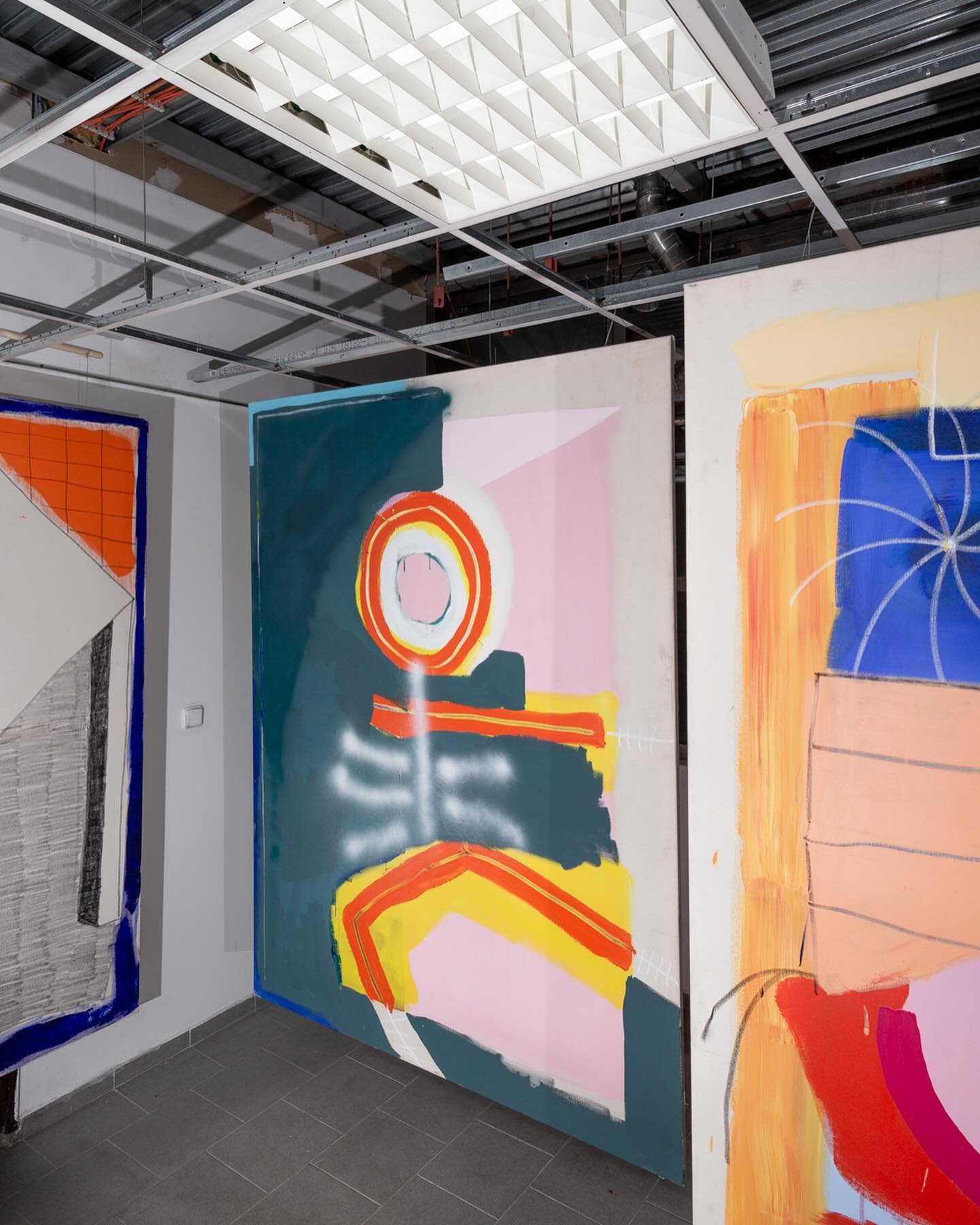 View of current exhibition at HIDDEN AVU of @kraxmilian 

The exhibition Exposed presents new large-format paintings by Maximilian Aaron Mootz. In the raw urban environment in which HIDDEN AVU is situated, the artist returns to his primary sources of