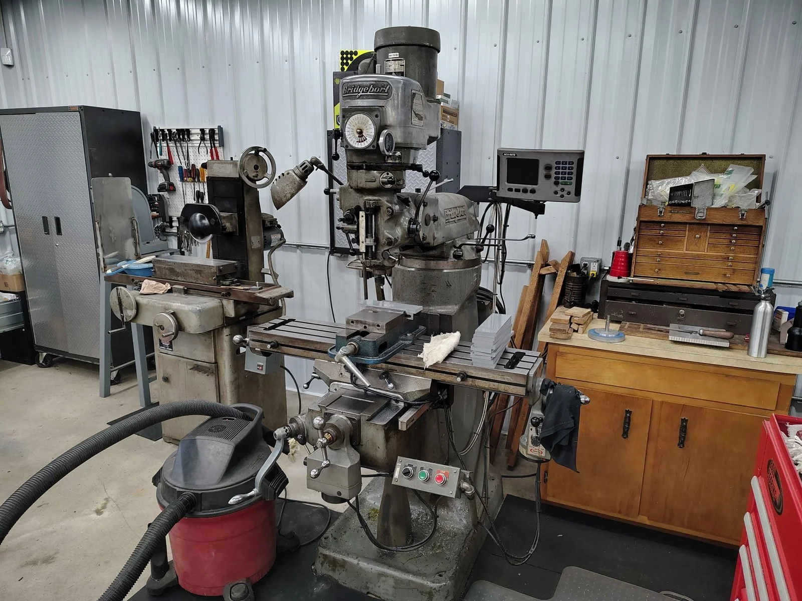 Bridgeport vertical milling machine with Acu-Rite digital readout in the PIE Weld & Machine manual machine shop in Cecil County, MD