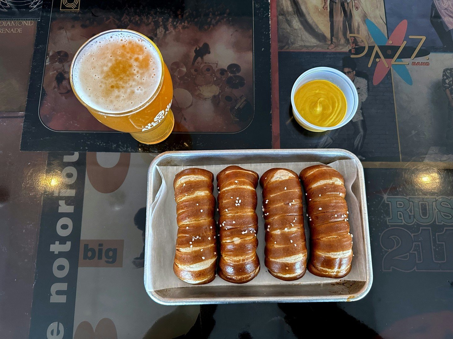 Perfect trio to start the weekend: Fresh pretzels, tangy mustard, and a pint of golden beer. 🍺🥨