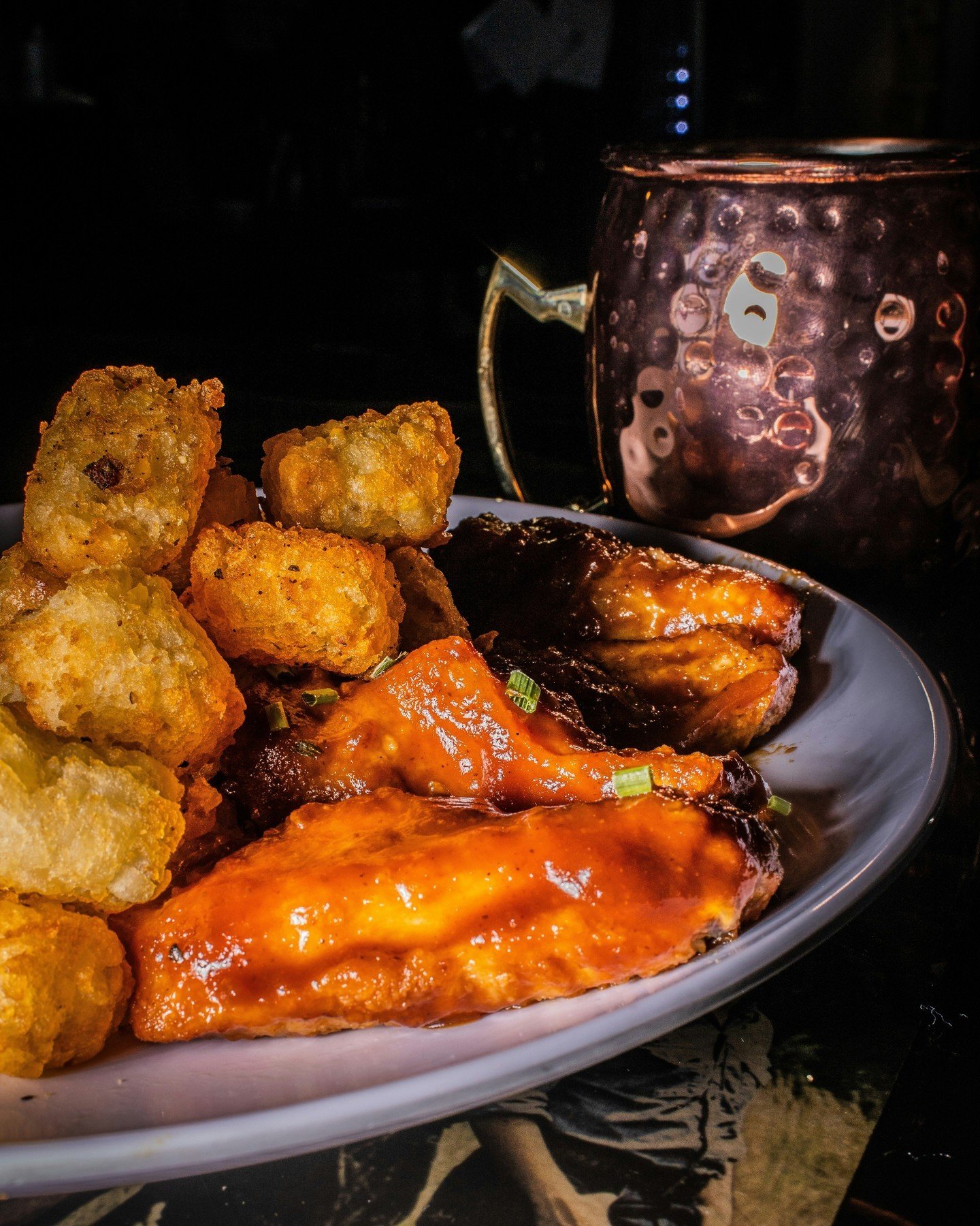 Bringing the heat with these saucy wings and crispy tater tots - the perfect combo for a chill night! 🍗🔥🥔