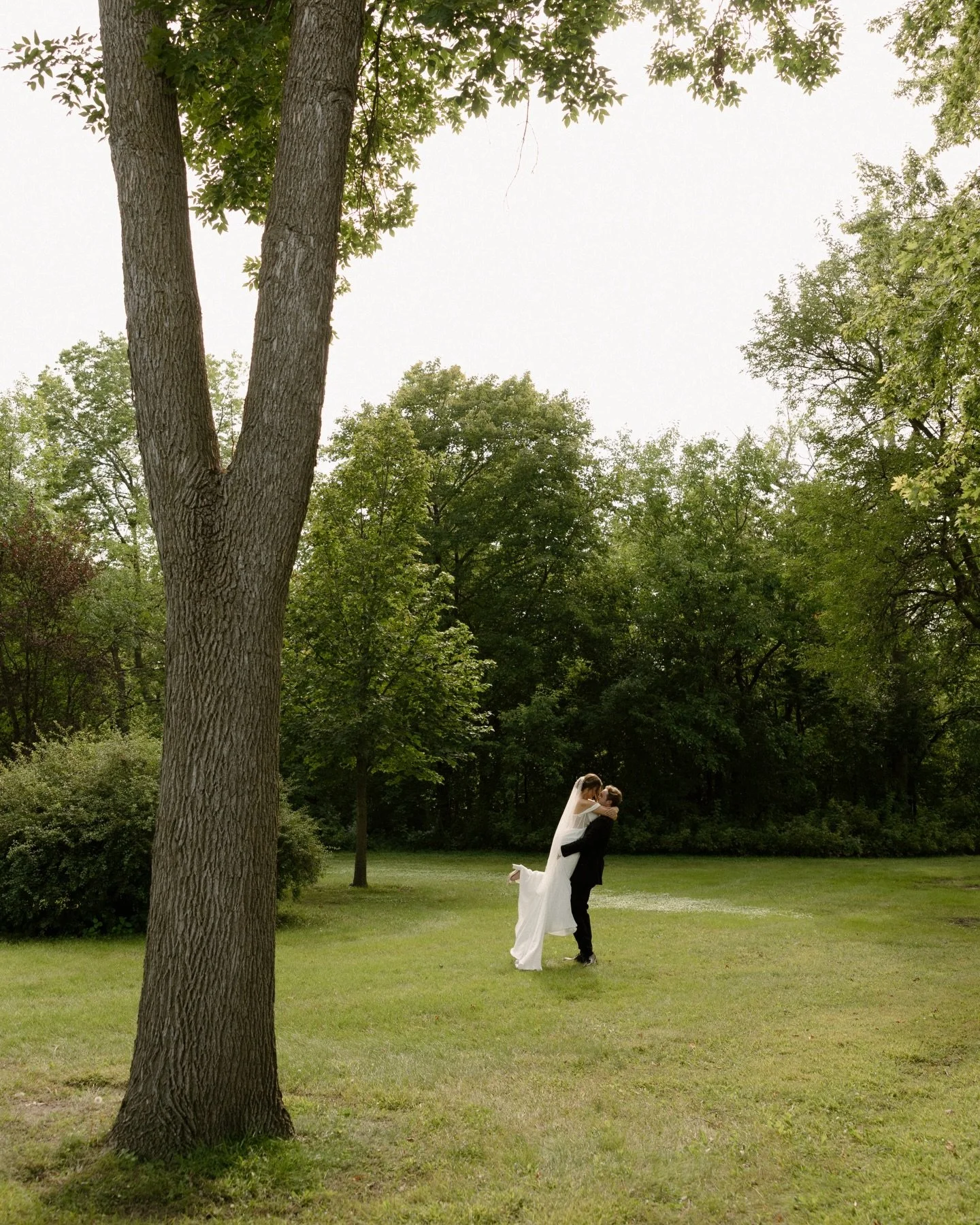 my take on weddings&hellip; 

I was on a wedding consult call today and the bride mentioned how she doesn&rsquo;t want photos that feel fake, and she doesn&rsquo;t care if they aren&rsquo;t perfectly curated&hellip; she wants photos of people hugging
