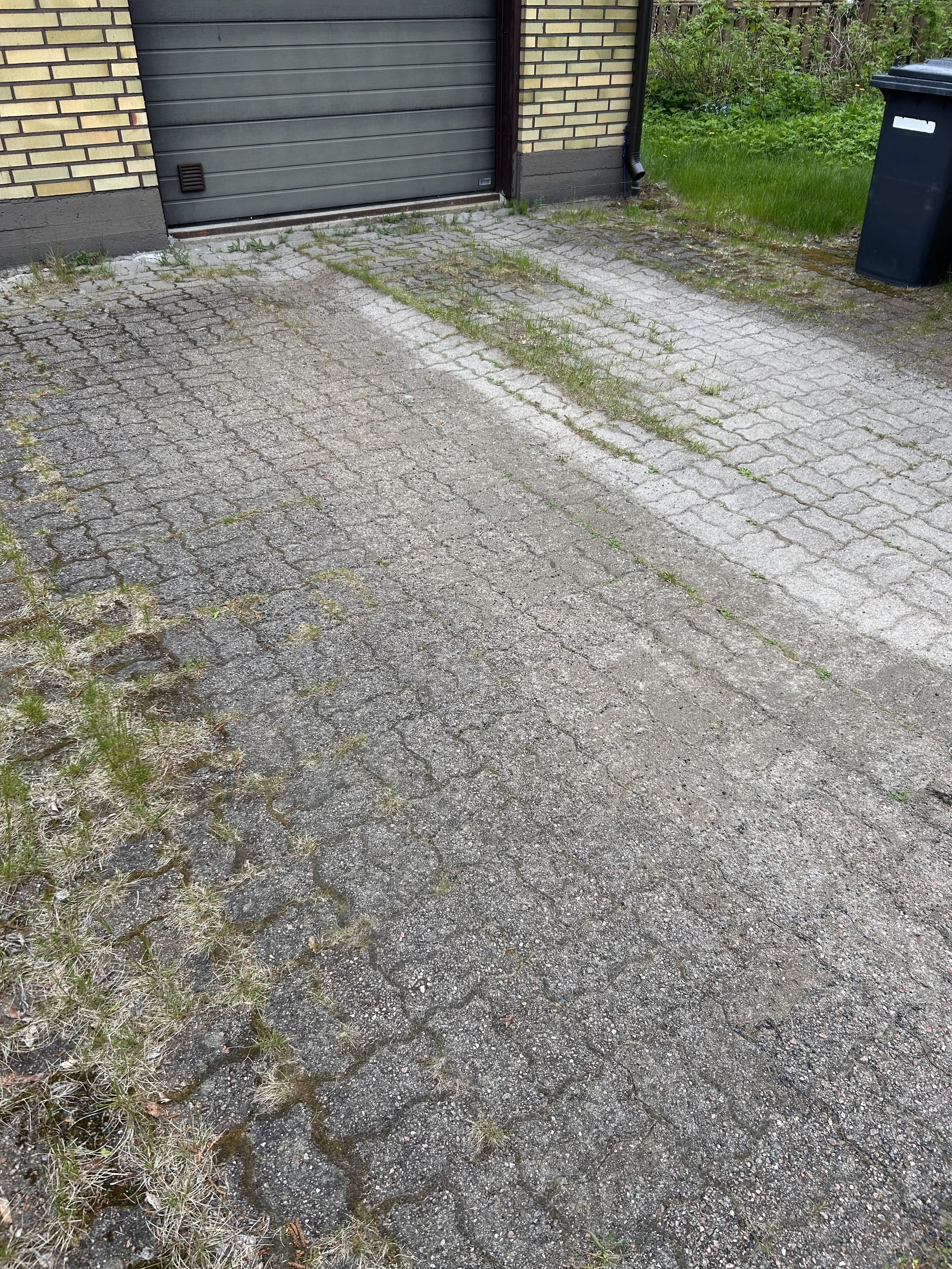 Eiä, betonilaattojen ja soran päällystetyt pysäköintialueen pysäköintirivit, ulkona piha-alue, kiinteistön ulko-ovi ja puutarha