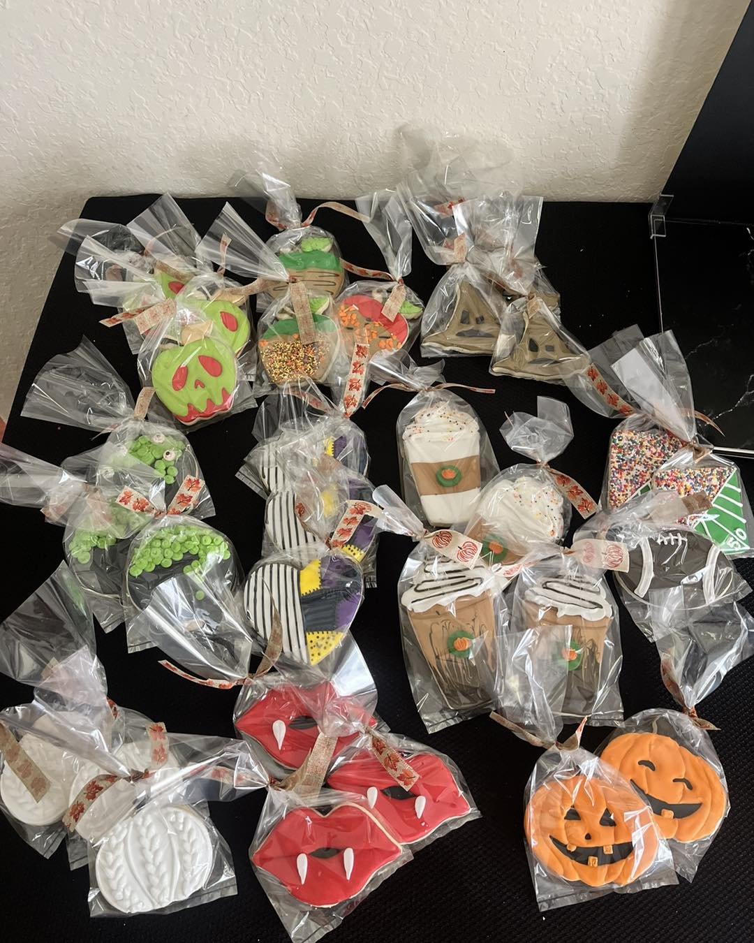 Having a Halloween party? Gifts for coworkers or need some sweets for a football party! Place your orders today! Lots of super cute designs and more to choose from! Can&rsquo;t wait to hear from you ❤️❤️