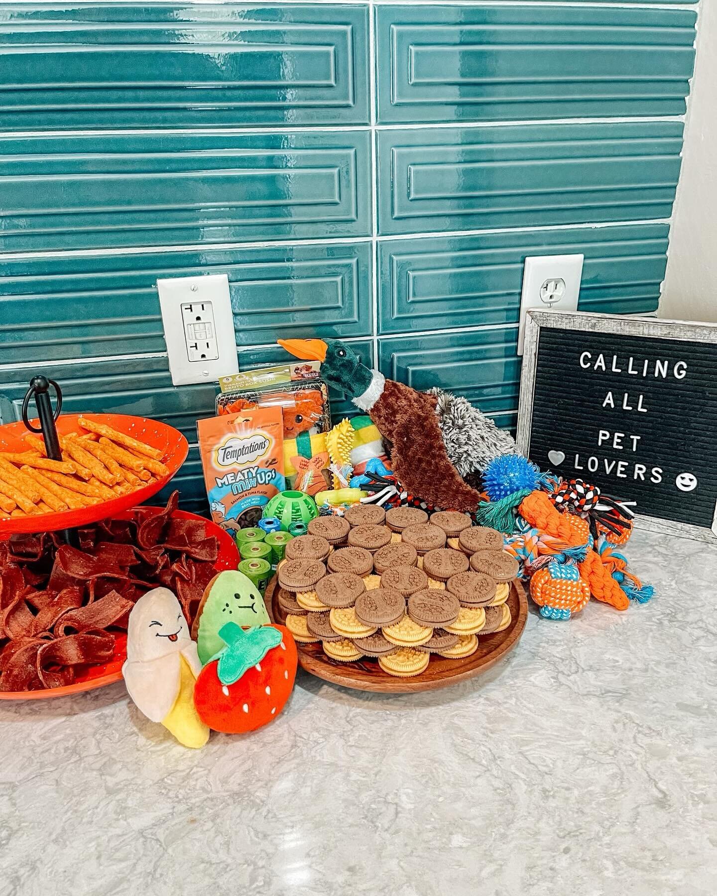 Calling all pet lovers! Join us by the coffee area in the clubhouse for a free toy and treat for your furry friend! Hurry now while supplies last! 🐾