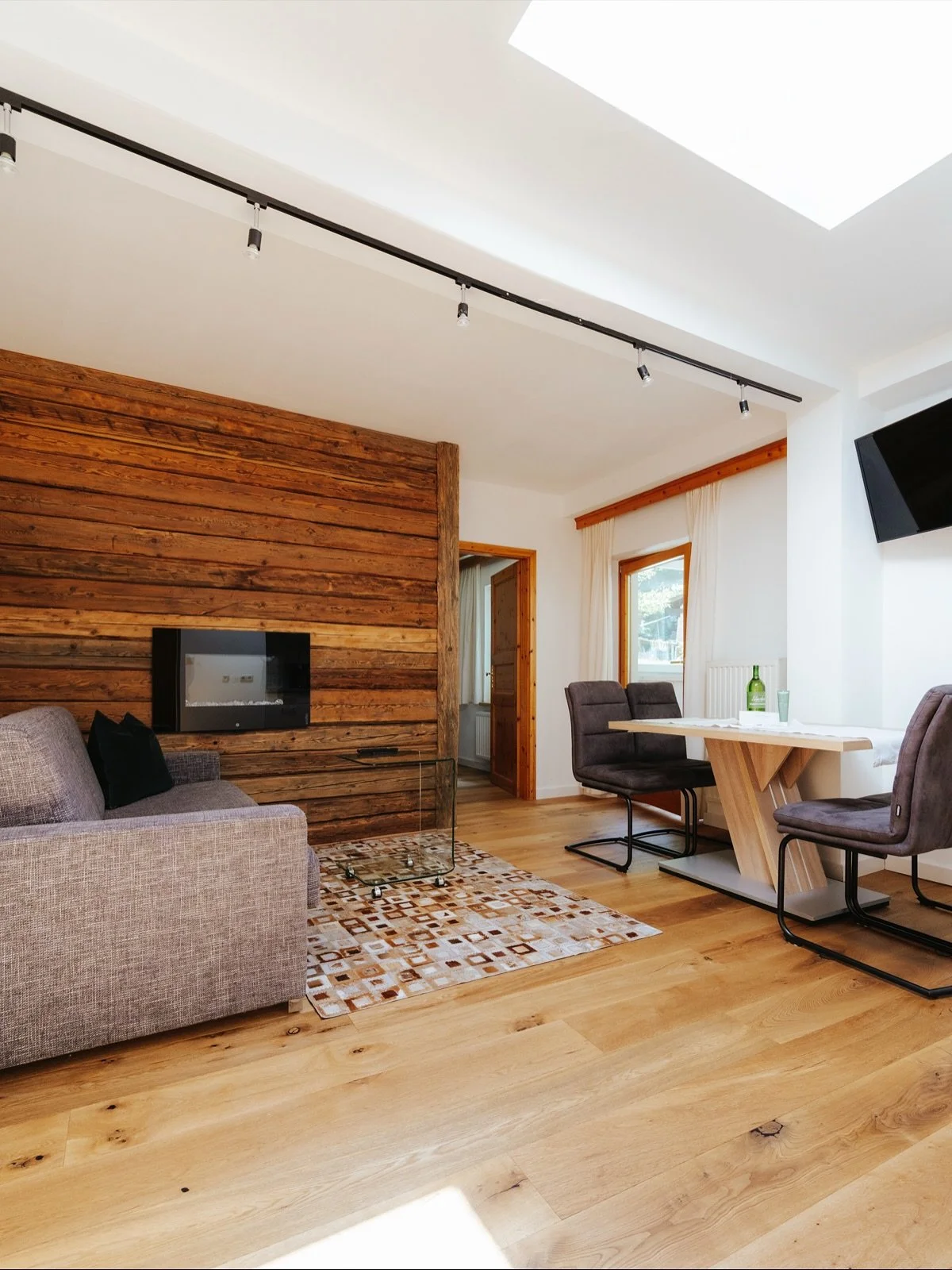 In unseren Ferienwohnungen verbinden sich natürliche Materialien, zeitloses Design und echtes Wohlfühlen.
Helle Räume, viel Holz und gemütliche Rückzugsorte schaffen einen Ort, an dem ihr zur Ruhe kommt – ob mit Blick