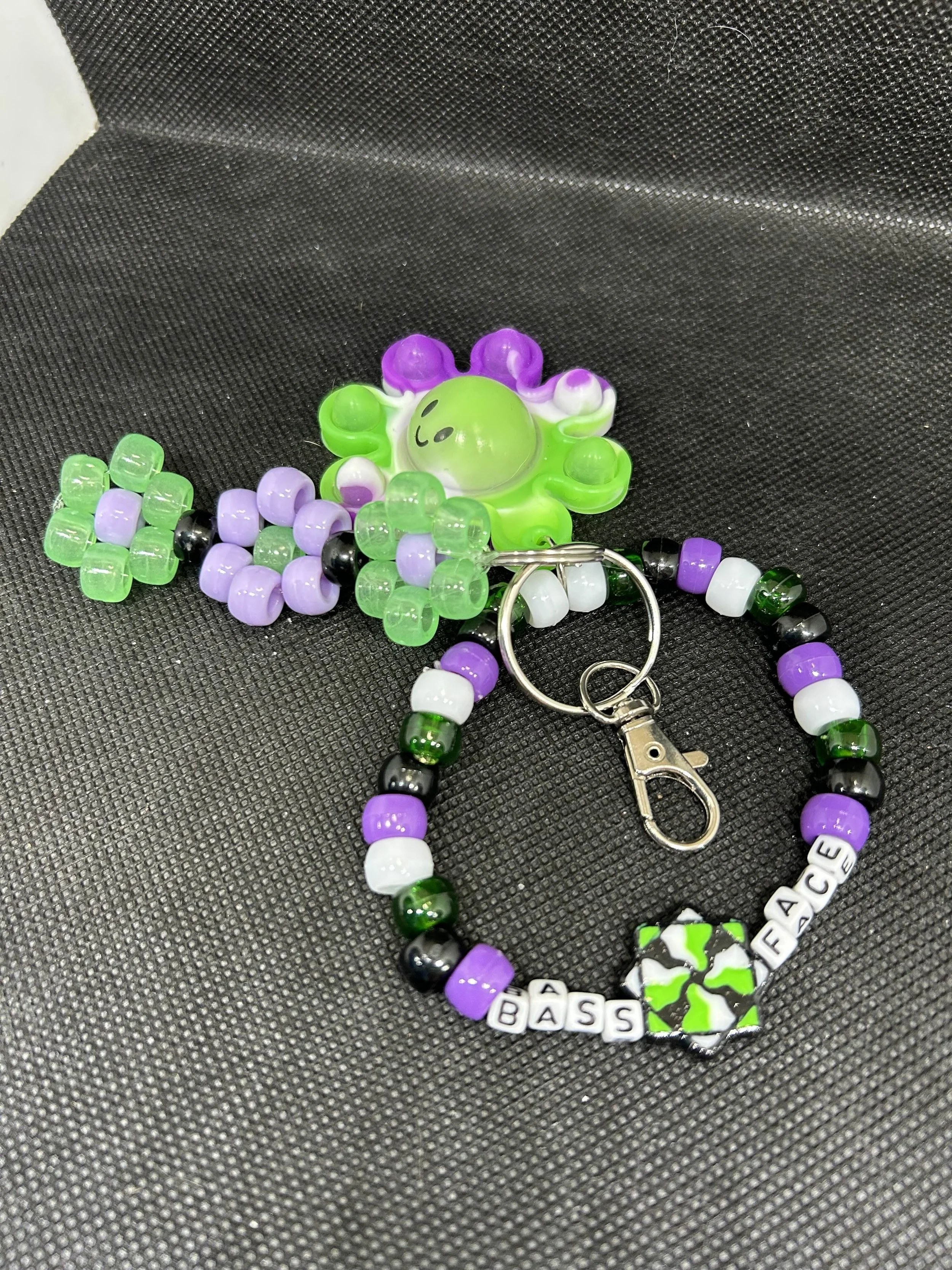 “BASS FACE” Octopus Keychain & Bracelet Set – Green & Purple Beaded Accessory with Flowstar Charm
