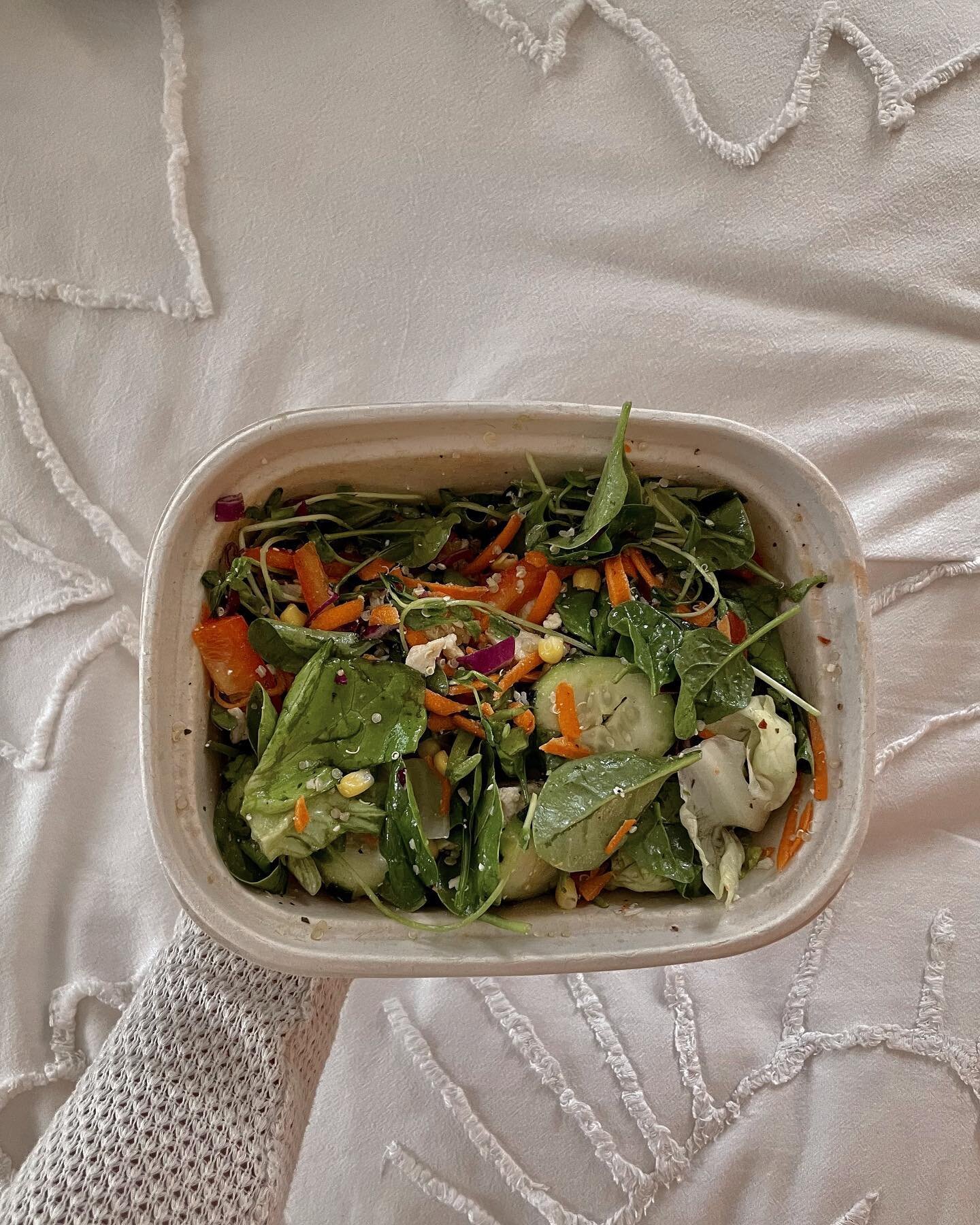 Summer greens🥬🌱

Balanced bowl
-butter lettuce/spinach mix
-microgreens
-quinoa
-roasted chicken 
-feta
-corn
-peppers
-cucumbers
-carrots
-@primalkitchenfoods dreamy Italian dressing 

#salad #greens #summerglow #nourish #eatwell #micronutrients #