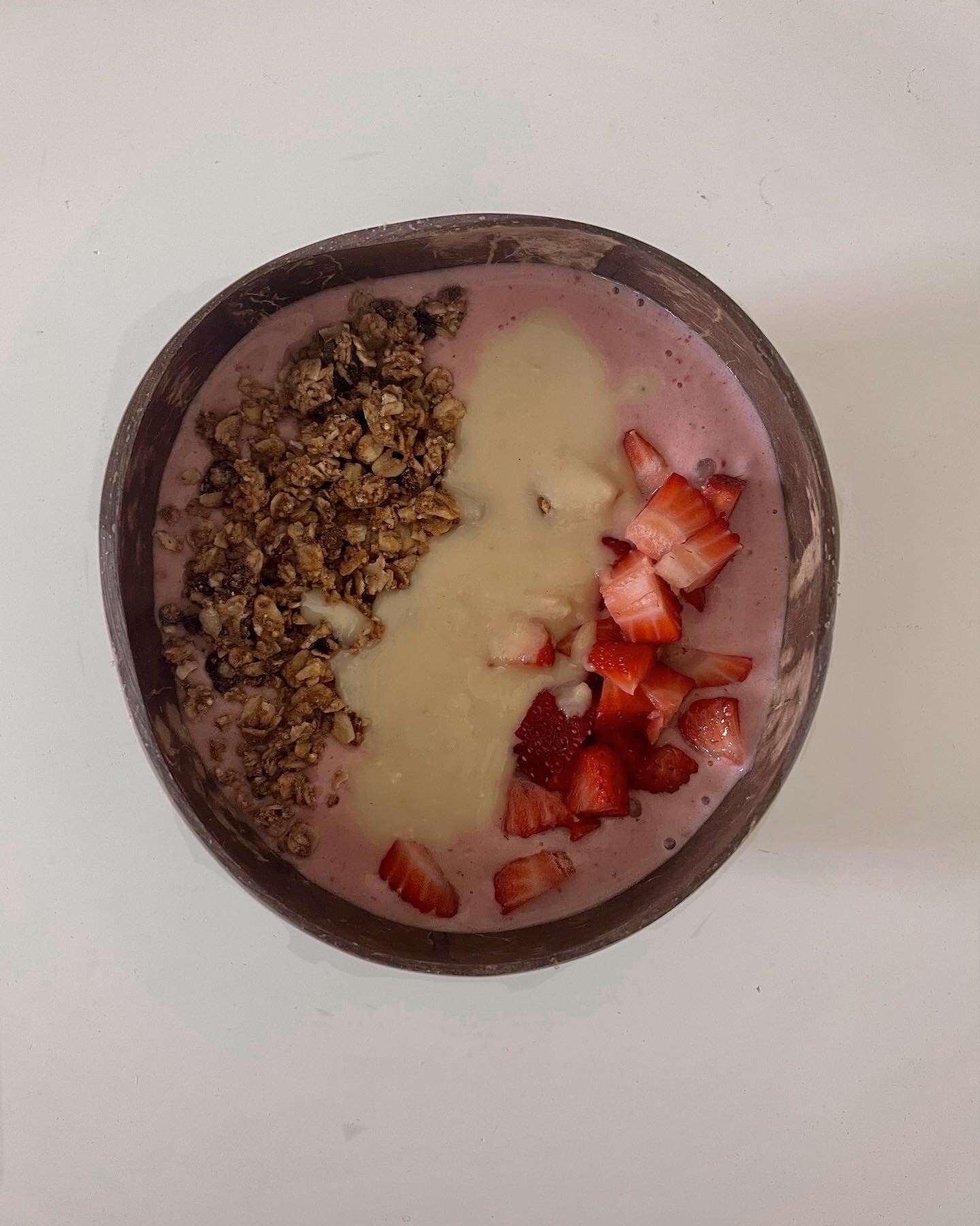 Getting back into my smoothie bowl era now that the summer months are approaching

So many new smoothie bowl recipes coming soon!

Base:
-banana
-frozen strawberries 
-@truvani vanilla plant protein 
-splash of almond milk 

Toppings:
-@purely_elizab