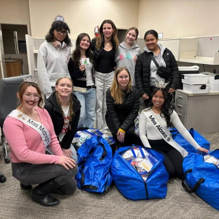A season of gratitude for ... VOLUNTEERS! 💥We rely on volunteers to help us assemble snacks, hygiene basics and first aid essentials that our outreach team distributes to those sleeping outdoors. They also pitch in at big community events such as Pr