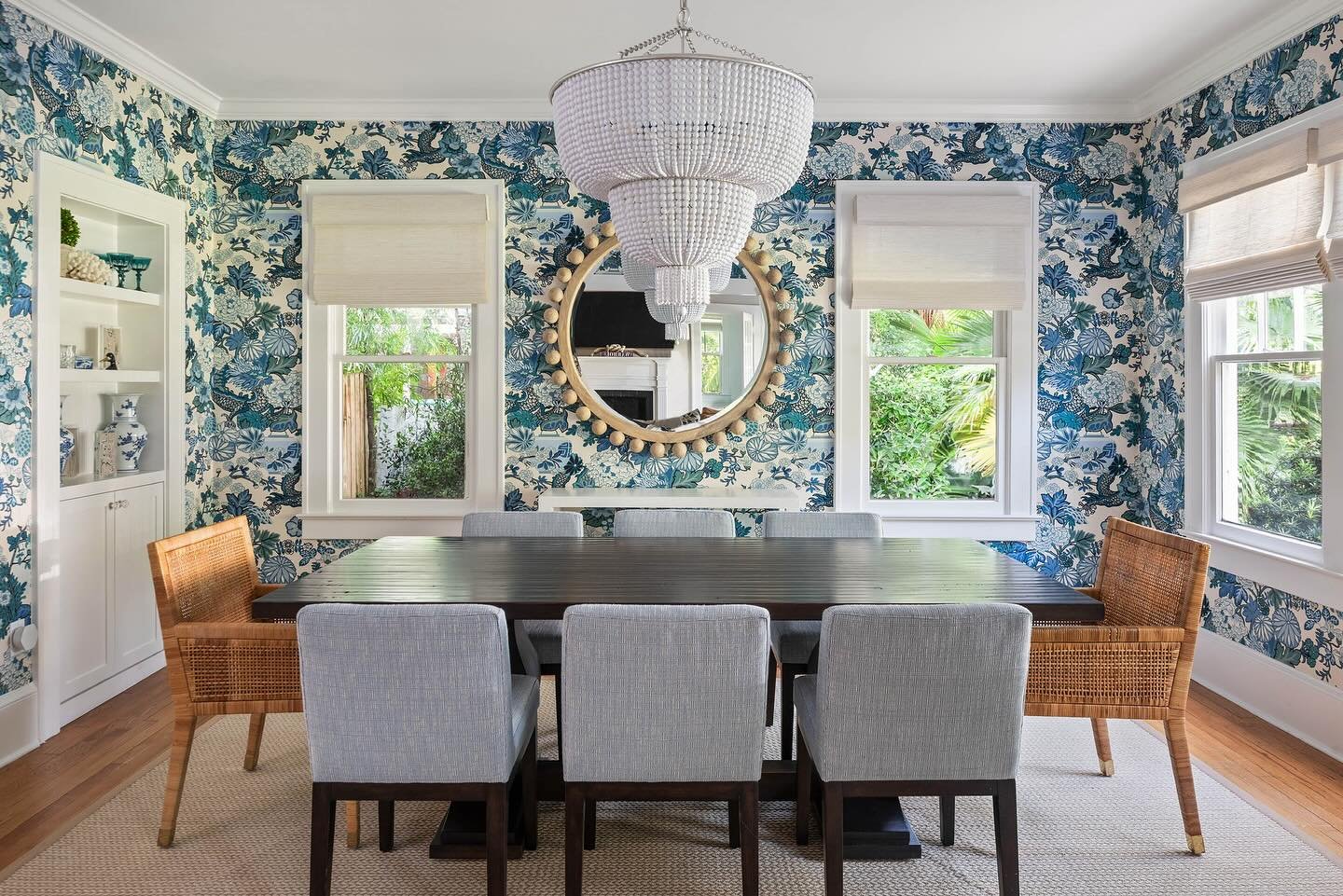 Wallpaper of the week 💙 We love how this timeless blue and white chinoisire design balances elegance with a touch of playfulness in this historic home. It was the perfect addition to this sun-filled dining room.