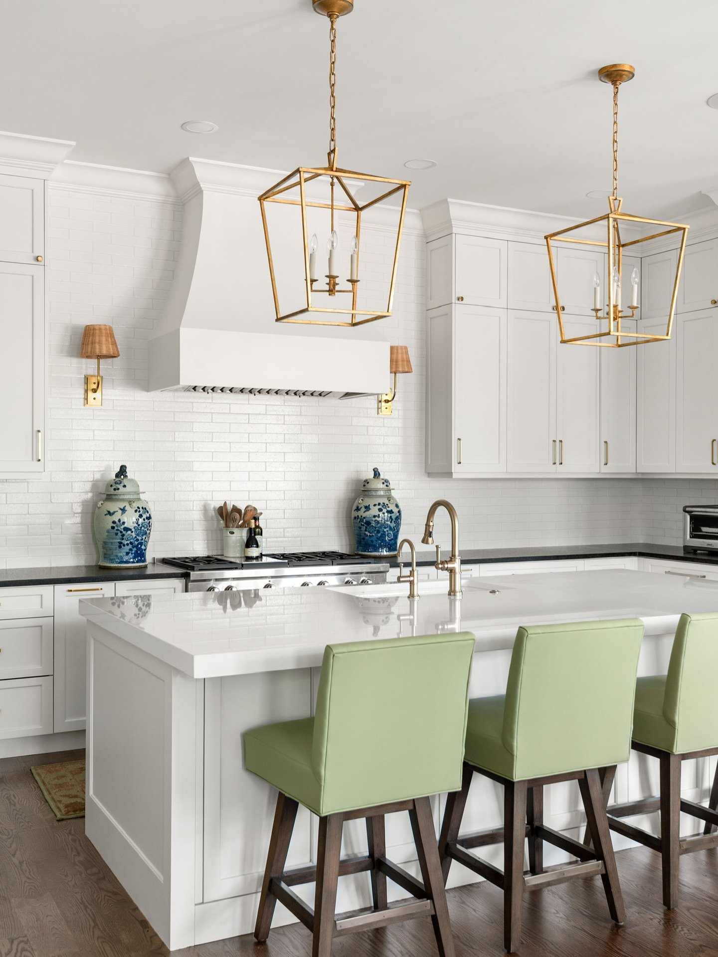 Our kitchen design non-negotiables...
- Thoughtful functionality ( hello high performance vinyl @schumacher1889 ) ✔️
- Colors that make you want to linger ✔️
- And my personal favorite... finishes that work together (looking at you, black granite per