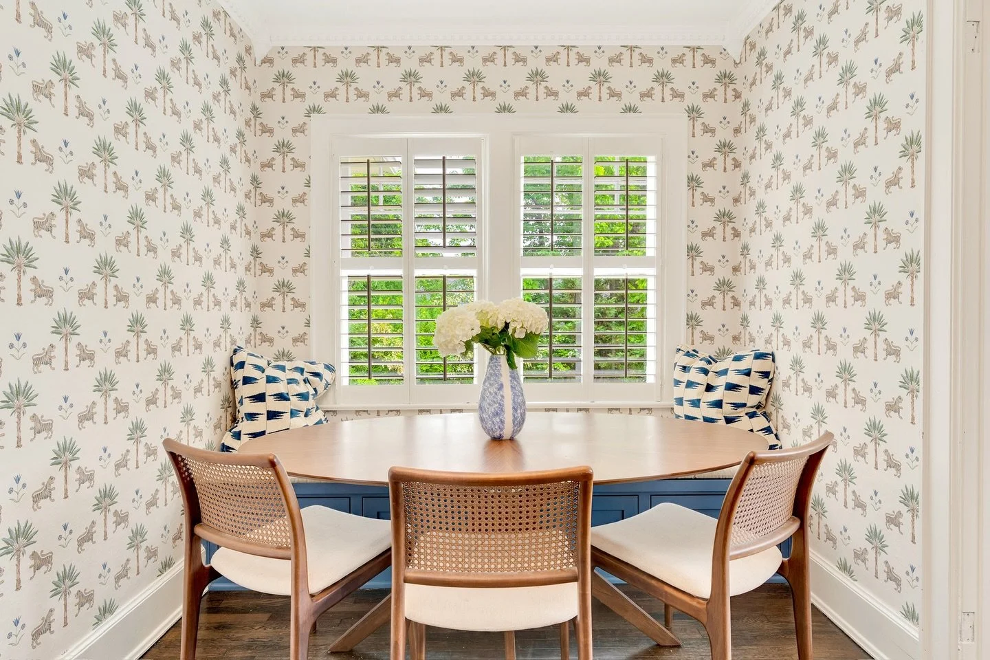 Pattern Play 🙌 From patterned wallpaper to bold pillows and upholstered pieces, we love mixing prints to feel curated, balanced, and perfectly LAyered 

&bull;

#patternplay #wallpaperinspo #winterparkdesign #floridainteriors #floridastyle