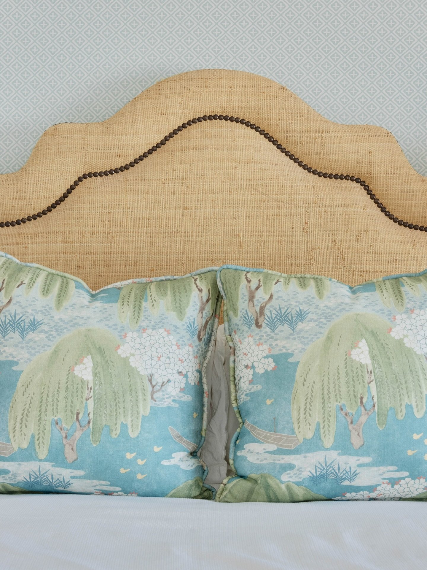 Signs of spring 🌸 Pastels, fresh prints, pillow refreshes, and greenery are a few of my favorite ways to brighten up a space this time of year.