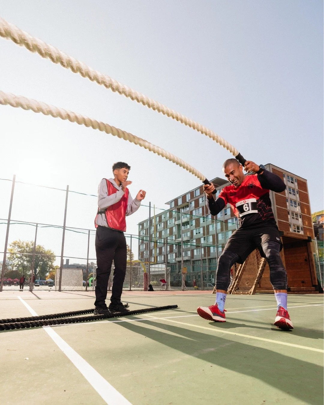 ⛅ Le printemps au Qu&eacute;bec joue encore &agrave; cache-cache&hellip; mais &ccedil;a s&rsquo;en vient! 

Et oui, c&rsquo;est le retour des entra&icirc;nements dehors. 💪

Pas besoin d&rsquo;attendre le moment parfait. Prends ton ou ta partner d&rs