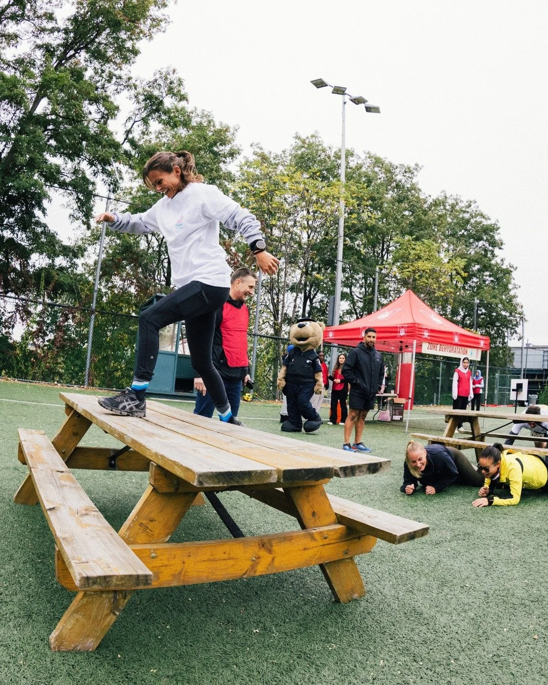 Les tables de pique-nique du Qu&eacute;bec vivent actuellement leur p&eacute;riode la plus stressante de l'ann&eacute;e.

Tu veux rep&eacute;rer un futur Gendarme de fer?

Cherche la personne qui saute les tables au parc au lieu de s'asseoir dessus. 