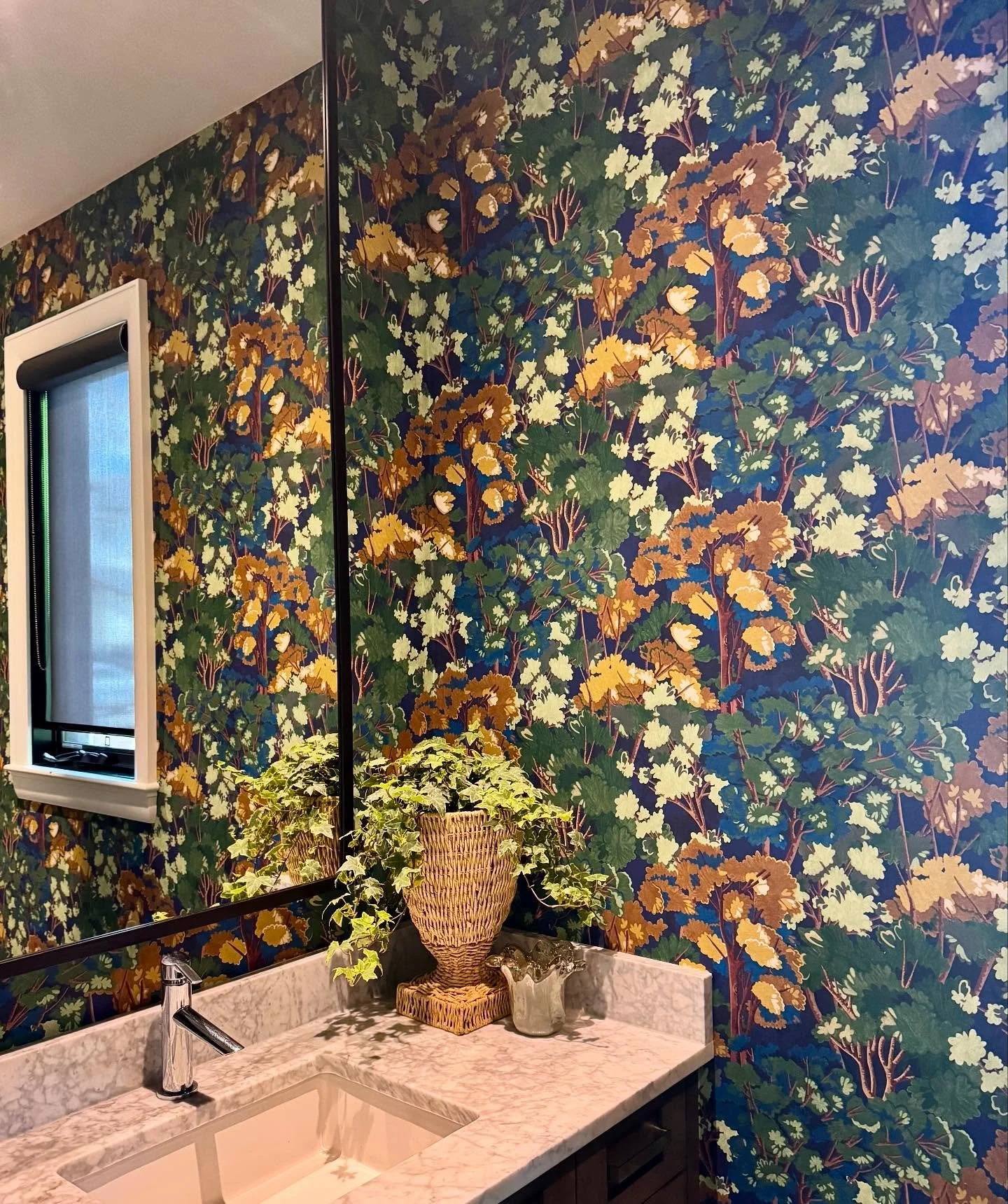 Rule numero uno: Always Wallpaper the Powder Room. 

@horneswalls