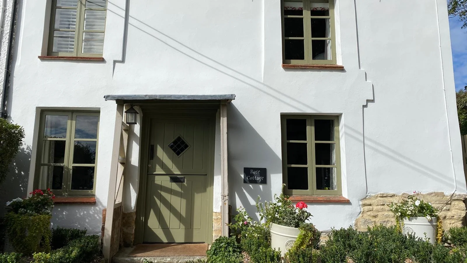 Exterior painting and decorating services