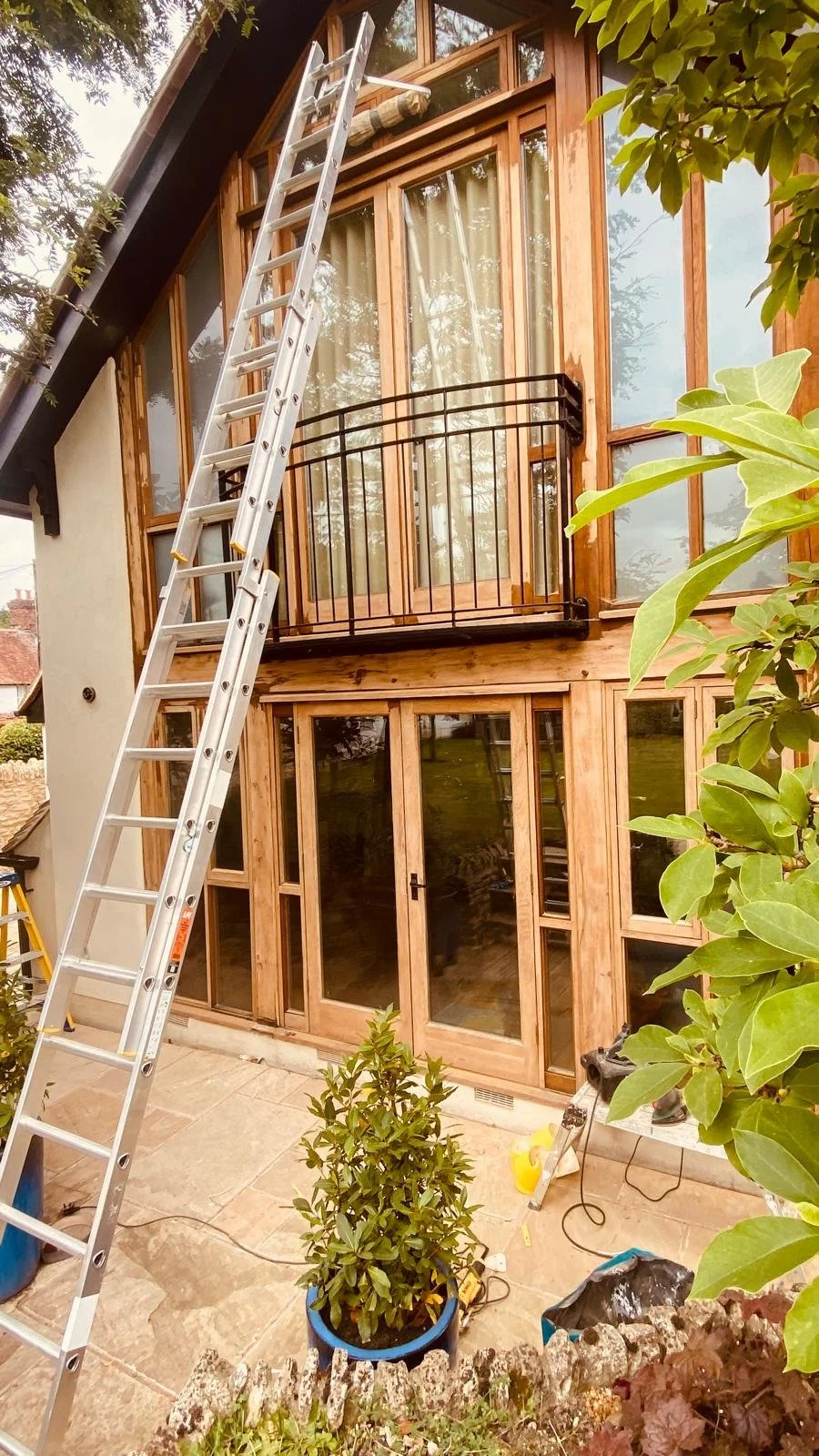 Exterior painting and decorating services