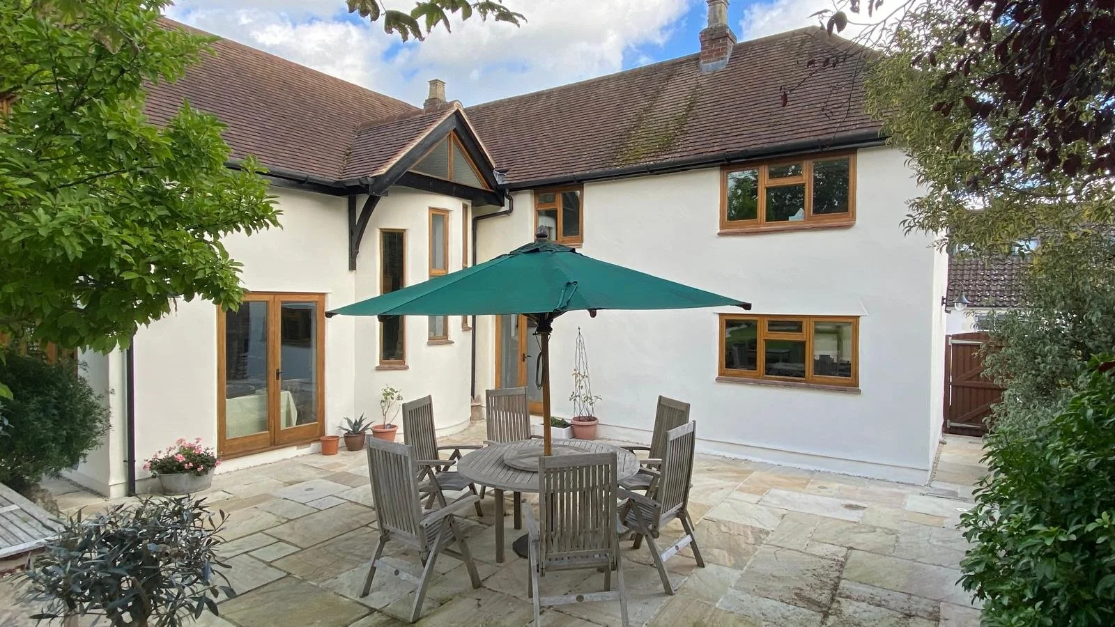 Exterior painting and decorating services