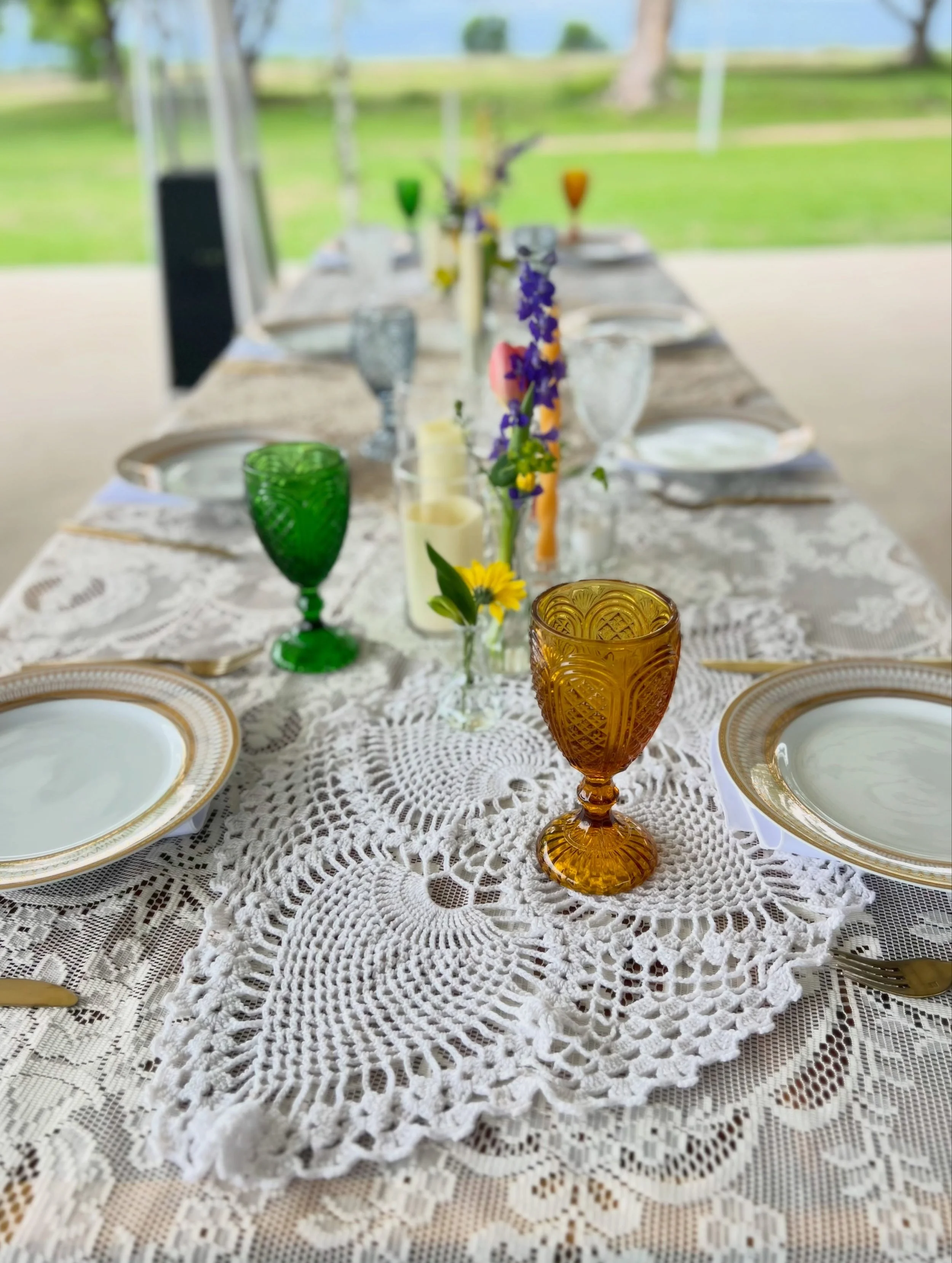 I am officially OBSESSED with these bohemian-chic, Bridgerton-inspired vibes 🌿🤍

From family members sourcing vintage lace from across multiple states, to dreamy spring floral arrangements, to the tiniest crystal salt and pepper shakers placed at e