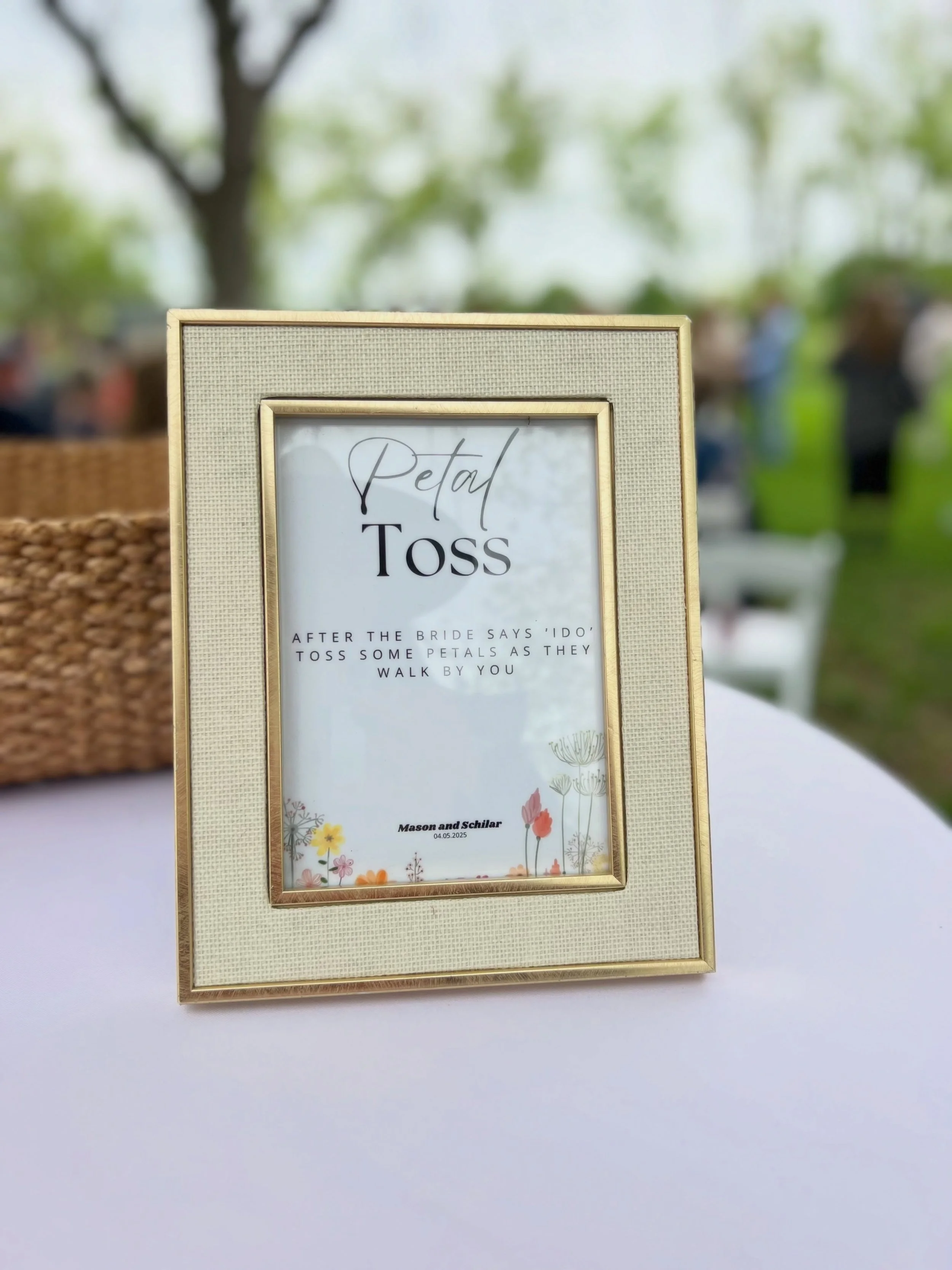 Petals ready? ✔️💐 
Happy tears flowing? ✔️🥹
Saying &ldquo;I do&rdquo; and the celebration beginning ✔️💍 

One of our favorite ceremony traditions is a petal toss&mdash;beautiful photos, big smiles, and a little extra magic!! ✨ 

&bull;

#petaltoss