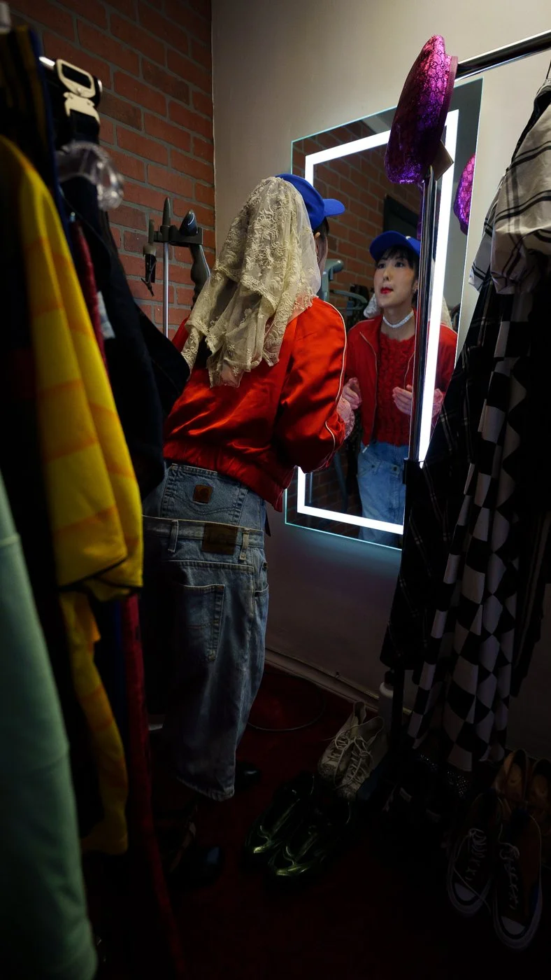  Su checks out her look. 