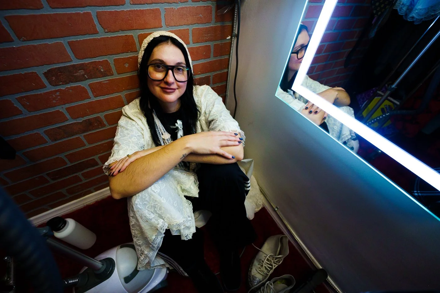  Aimee comfortably in the corner of the dressing room. 