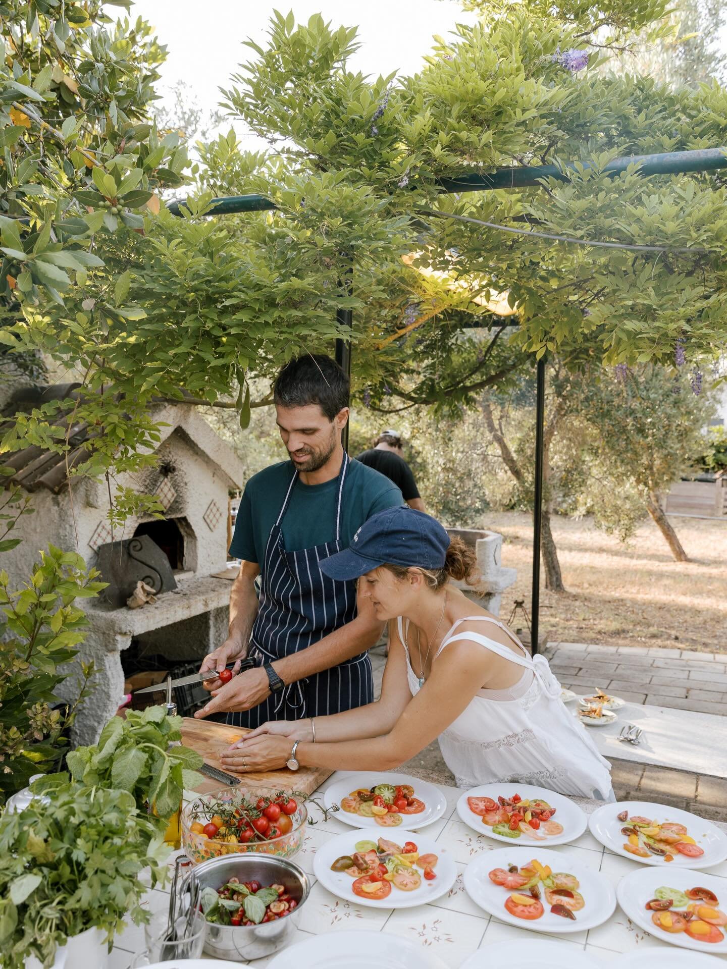 Gorgeous plates + sweet moments from one magical dinner at @tiffany_carole&rsquo;s Artist of Possibility Retreat in Sardinia. ✨

I loved capturing the beauty created by the incredibly talented team at @limanda__. 

This retreat was so very special 🥰