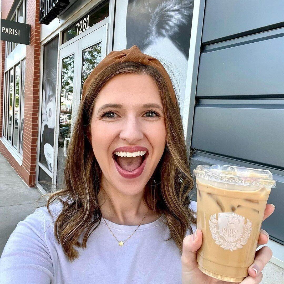 @parisicoffee is the perfect spot for a work meeting, a friend date, or a midday pick-me-up according to @m0rg44! 🗣️ ☕