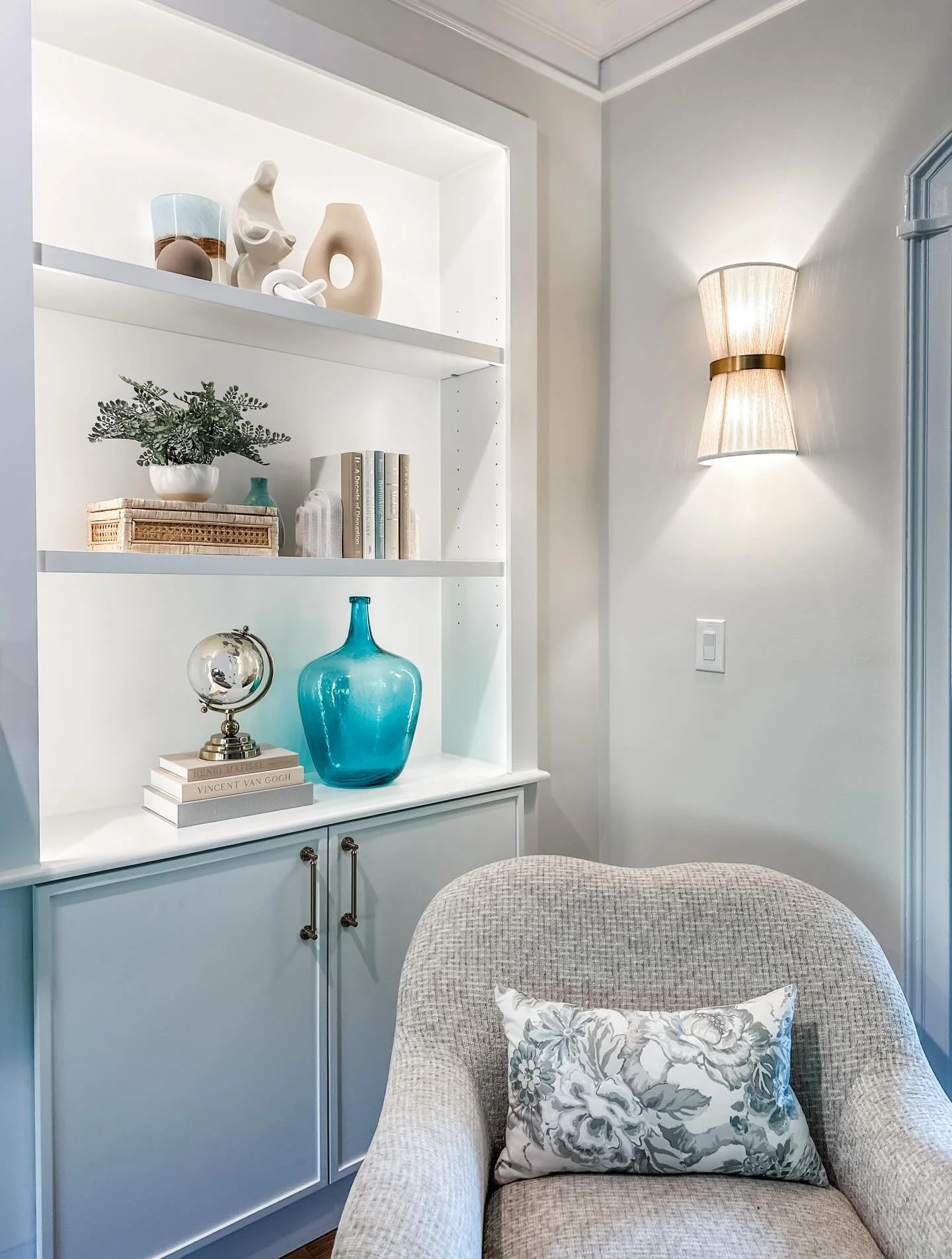 Proof that the best seats in the house live between beautifully styled shelves. Tips for Styling Built-Ins:

1. Work in odd numbers
Group accessories in 3s or 5s for a more natural, collected look.

2. Mix heights &amp; shapes
Balance tall vases or a