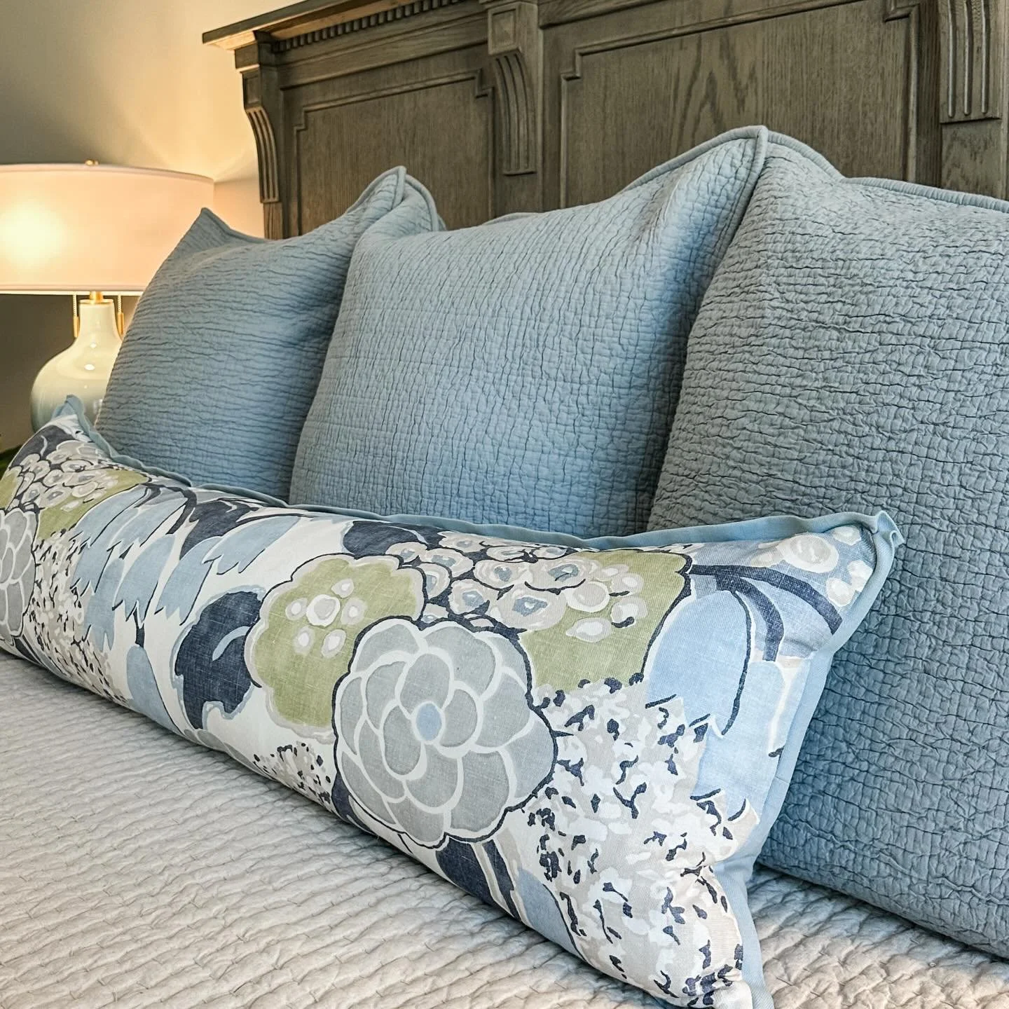 Layered neutrals, elevated by pillows that pop!
Sneak peek of this primary bedroom makeover&mdash;can&rsquo;t wait to share the full reveal soon.
.
.
.
.
.
#InteriorDesignRaleigh #RaleighNC #RaleighInteriors #RaleighInteriorDesign #RaleighSmallBusine