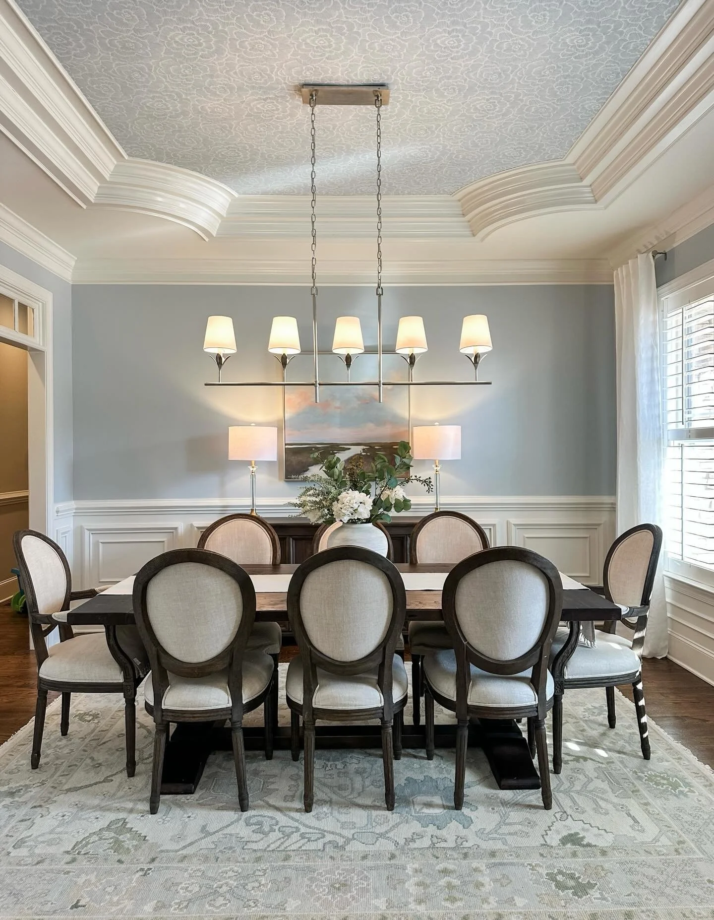 We didn&rsquo;t replace the table&mdash;we elevated everything around it!
- Oushak-style rug for warmth and texture
- Wallpaper on the ceiling (the ultimate wow factor)
- New lighting, art &amp; layered decor

Proof that a full transformation doesn&r