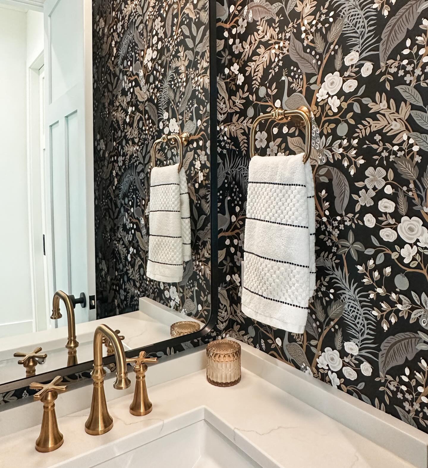 POV: you walk into a powder room and suddenly forget why you came in!

This black peacock wallpaper completely stole the show: moody, dramatic, and just the right amount of bold to make a statement the second you step inside.

And the best part? This