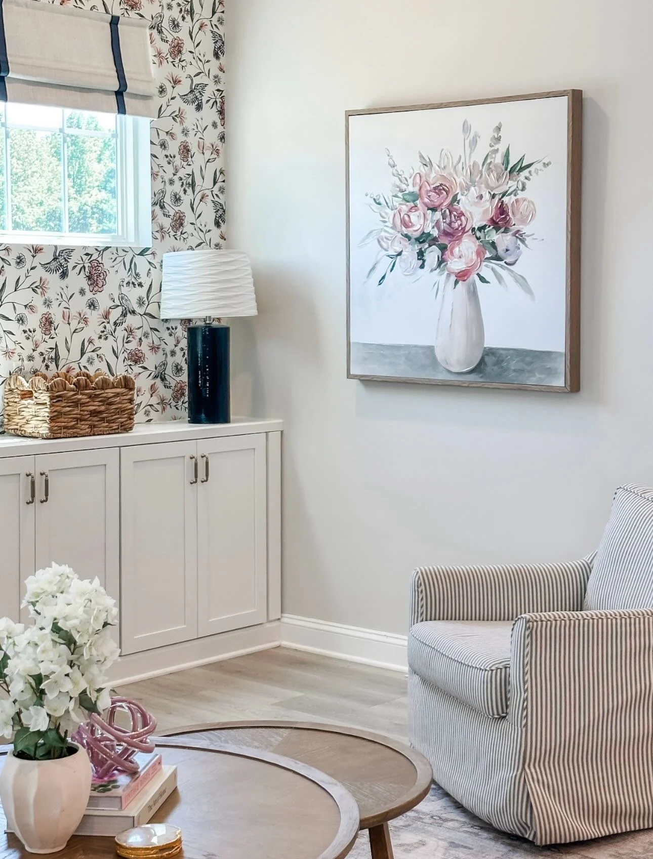 Spring is in the air&hellip; and this living room refresh is blooming with personality!

We layered soft pops of pink with rich navy tones to create a space that feels fresh, sophisticated, and full of life. But the real star of the show? The fabulou