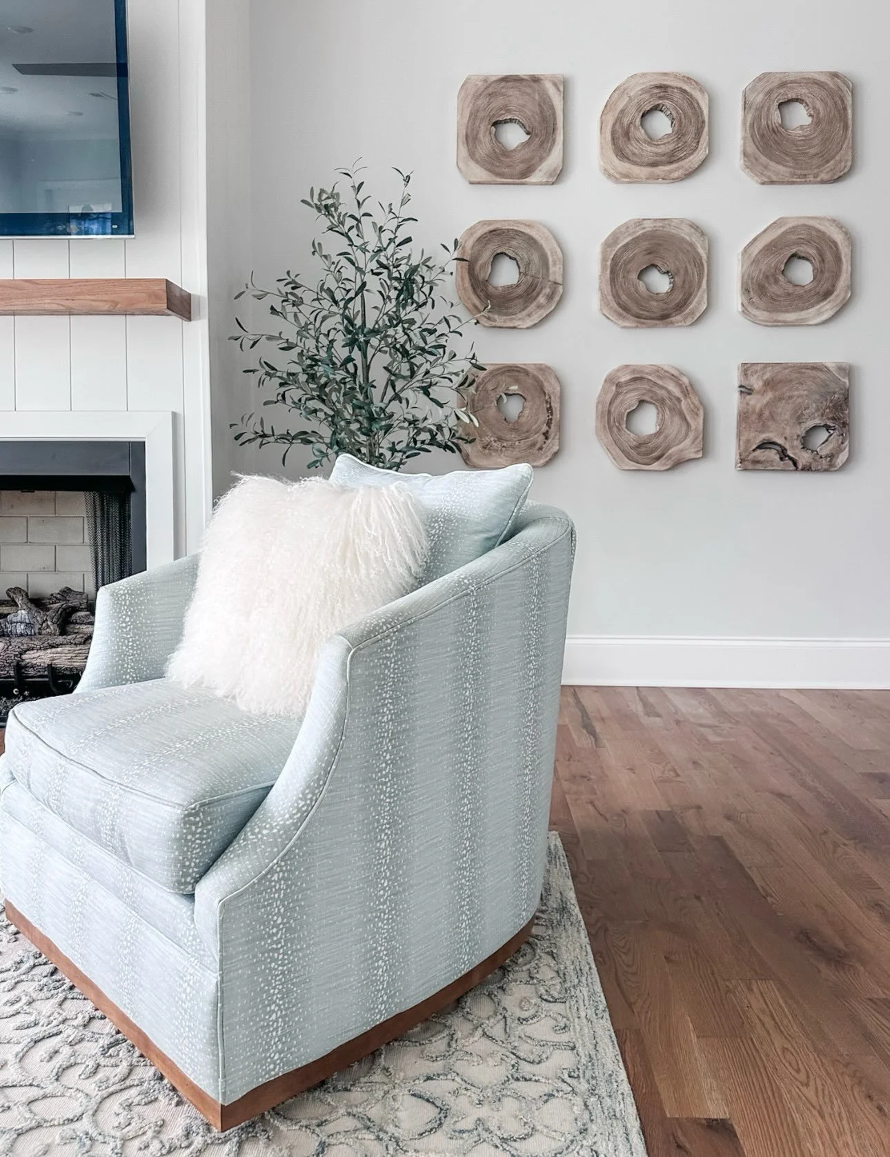 Talk about a focal point!

My client had a long wall that needed something &mdash; but we didn&rsquo;t want to fill the space just for the sake of filling it. We wanted to add a piece that felt intentional, unique, and immediately caught your eye.

E