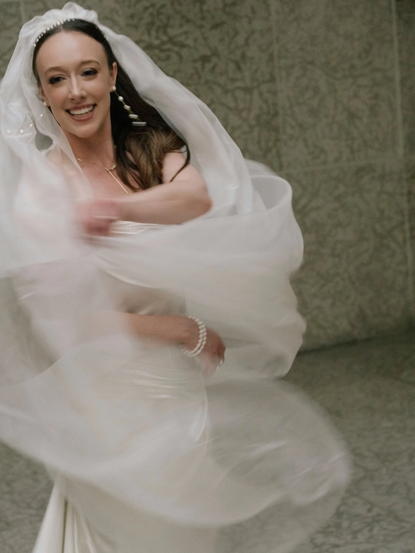 a moment for the movement of a gathered silk organza veil 

Photography: @joelandjustyna 
Bride: @kairachardais 

do you prefer a veil that fades into the background, or one with volume and presence?