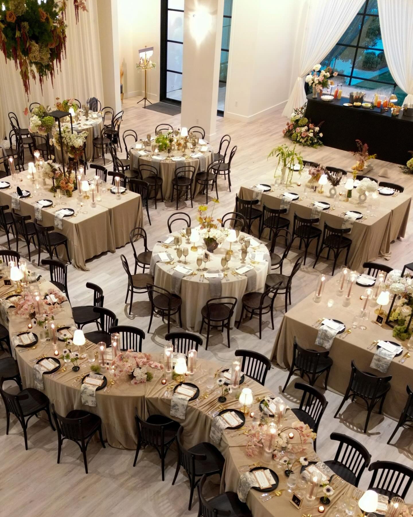 Quinn and Braxton&rsquo;s head table snaking through the middle of the room was the highlight of the reception. For the couple, we created chic menus mounted to wood for each guests, and laser cut black velvet table numbers mounted to wood.
.⁠
LBV Po