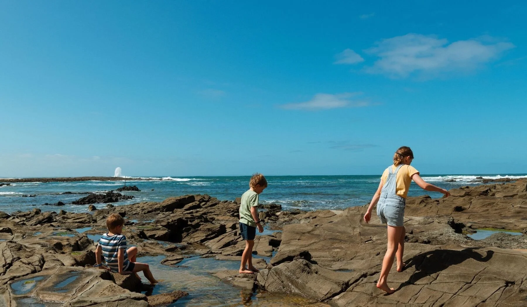 Cape-Paterson-Beach-children-climbing-over-rocks-with-ocean-in-background_d0fac39c089a8a5df7376751f4812439.jpg