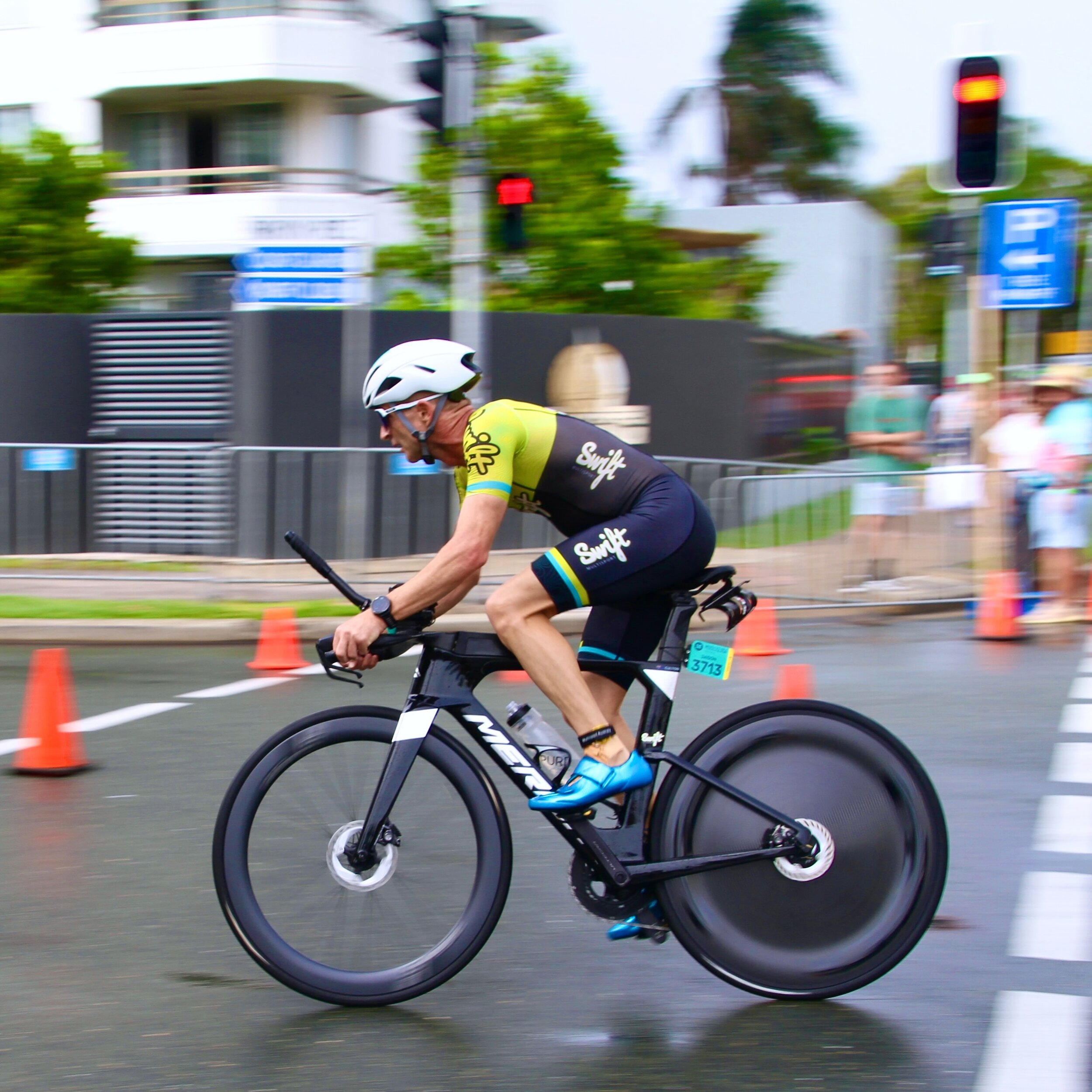 On the Gas in some slippery conditions yesterday @jasonculton at #mootri for a 🥈 

#triathlon#bici#ironmantraining#velopics#cyclingimages#merida#99bikes#cycling