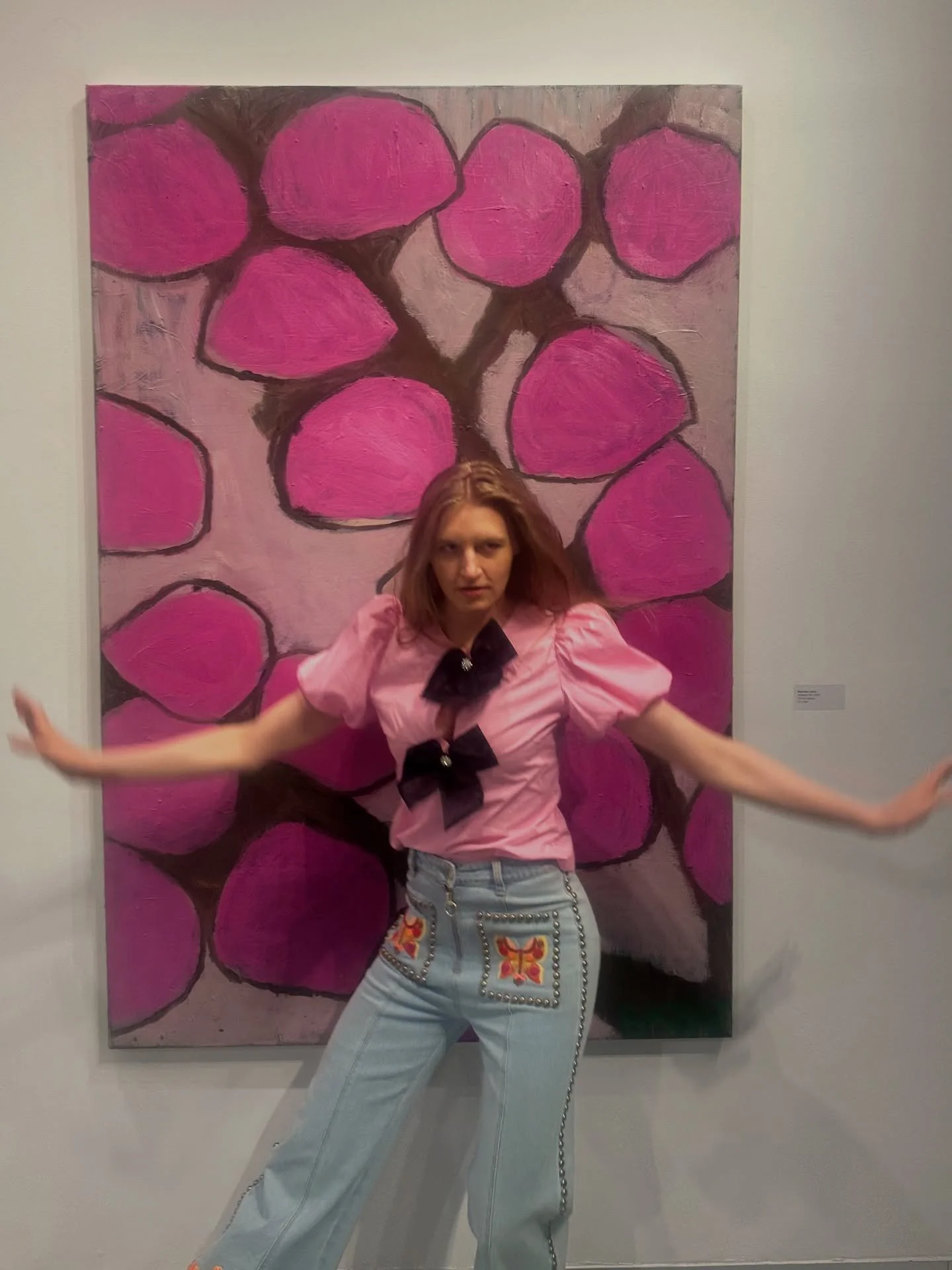 The Art of being cool. 😏 Featuring the wonderful @amandasmccauley creations. @whitney.carter_nyc 

#artconnoisseur #actingconnoisseur #actress #actresslife🎥 #indemand #stylish #artist #professionalactor #professional #nycartscene #nyc #art #glamour